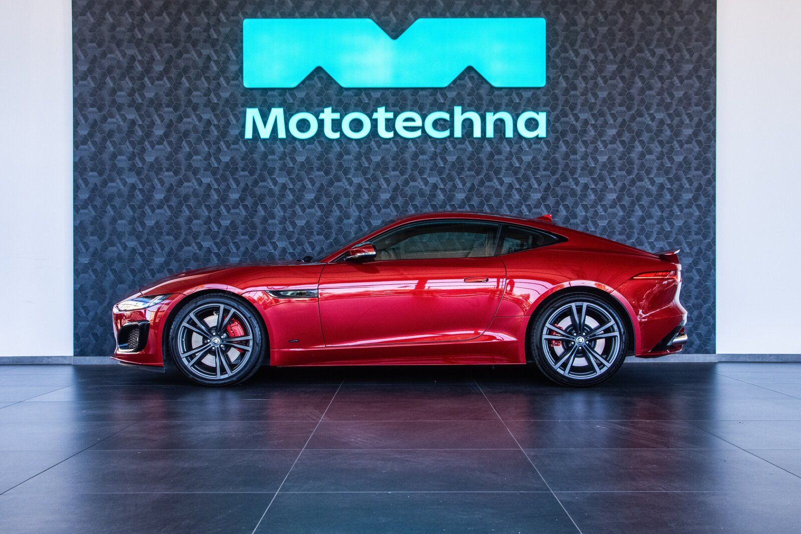 Jaguar F-Type, 575 V8 Kompressor - fotka 2