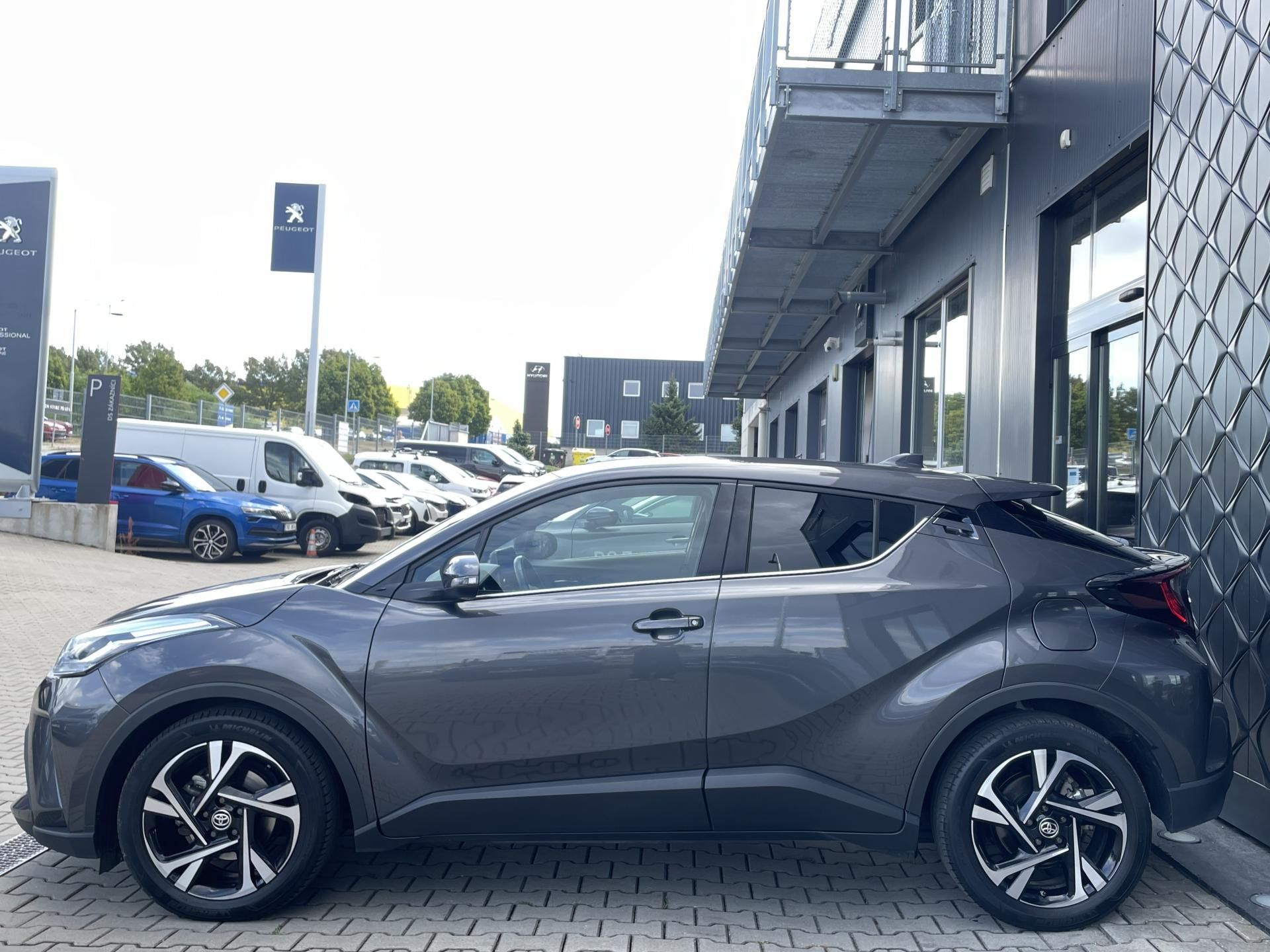 Toyota C-HR, STYLE 1.8 Hyb. 90 kW - fotka 4