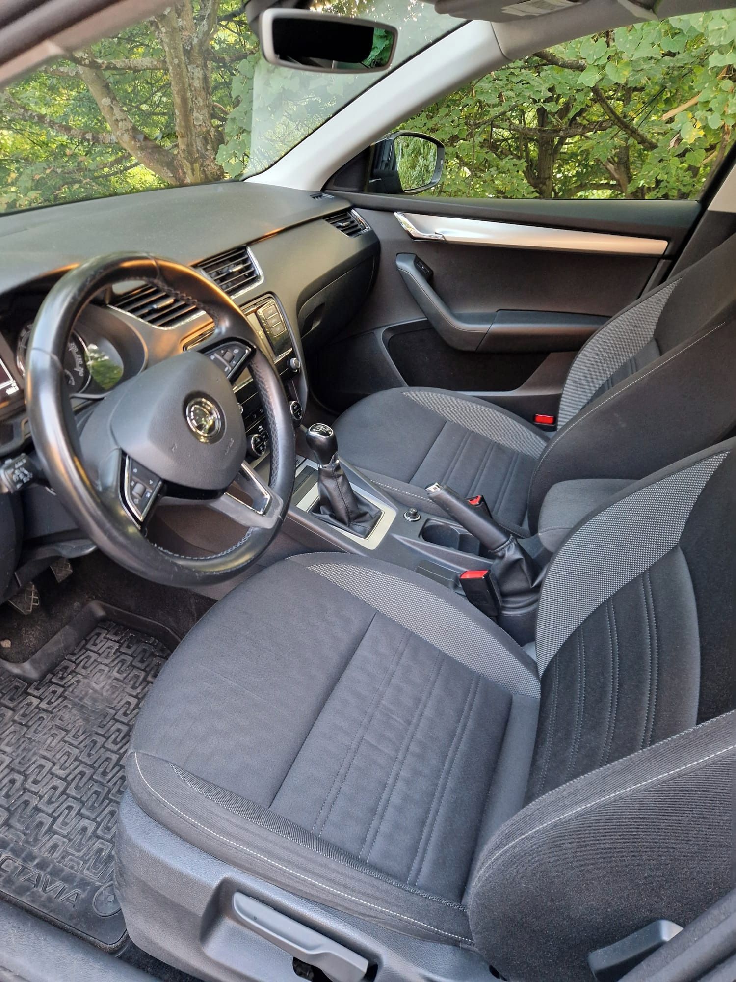 Škoda Octavia, 1.6 TDI, autorizovaný servis - fotka 5