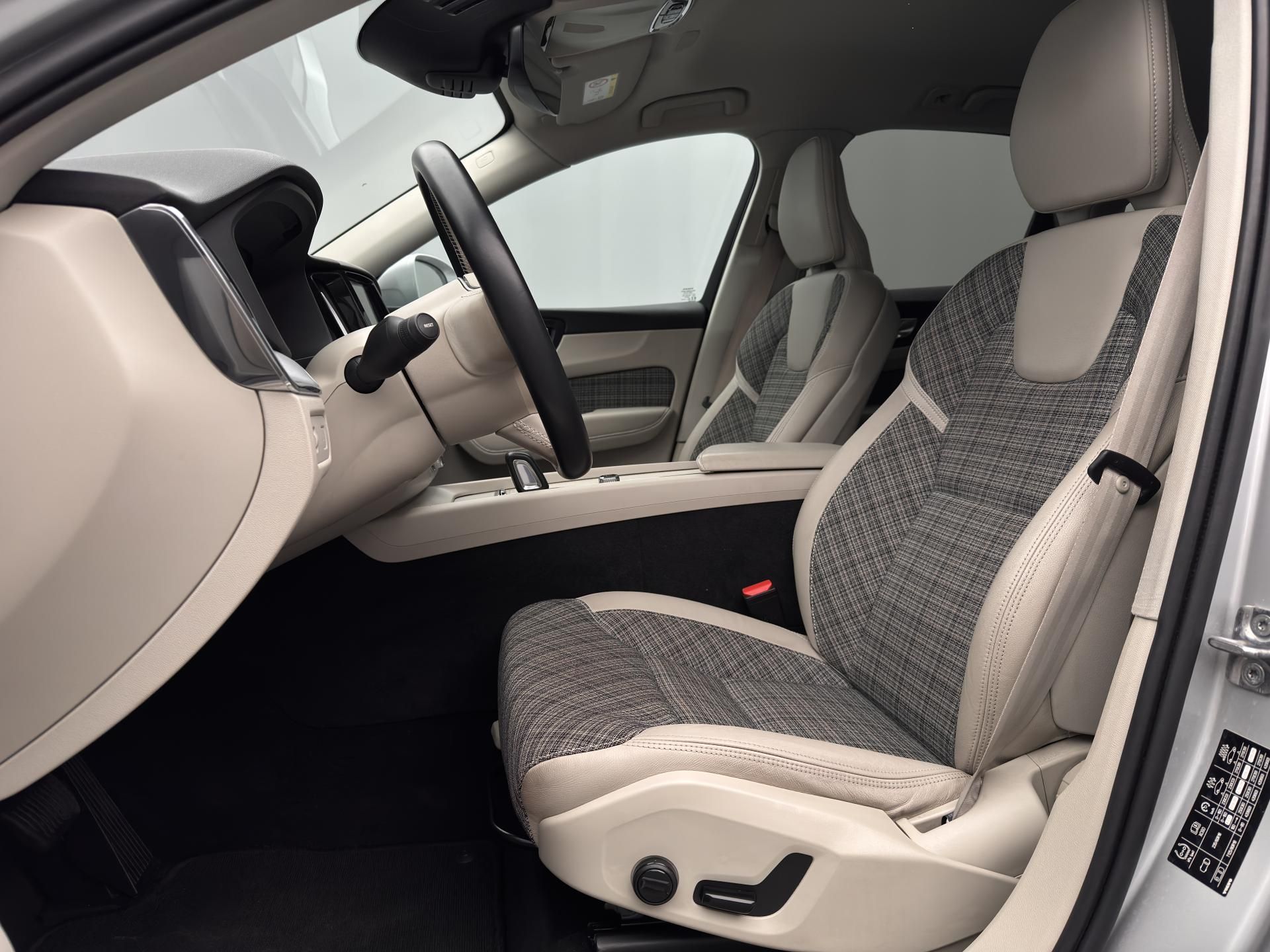 Volvo XC60, B4 AWD MOMENTUM PRO CZ 1.maj - fotka 4