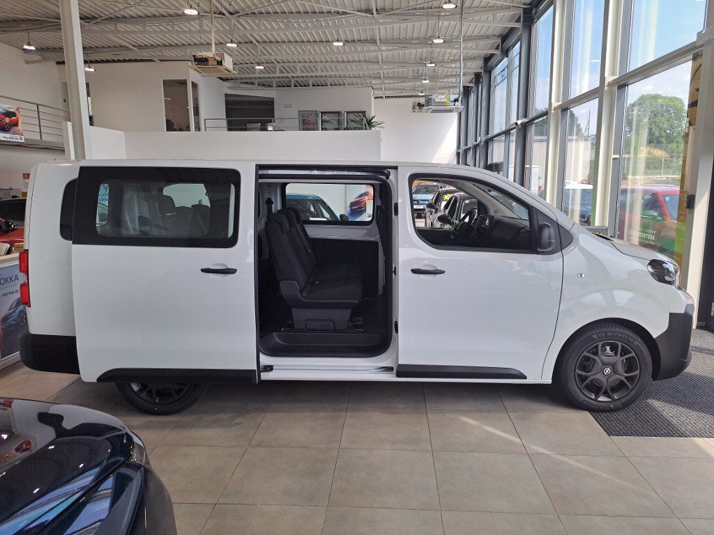 Opel Vivaro, Combi L 2.2 150k MT6 - 9 míst - fotka 2