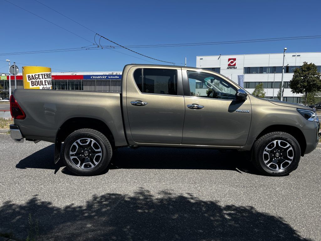 Toyota Hilux, 2.8D 4x4 6AT Executive - fotka 3