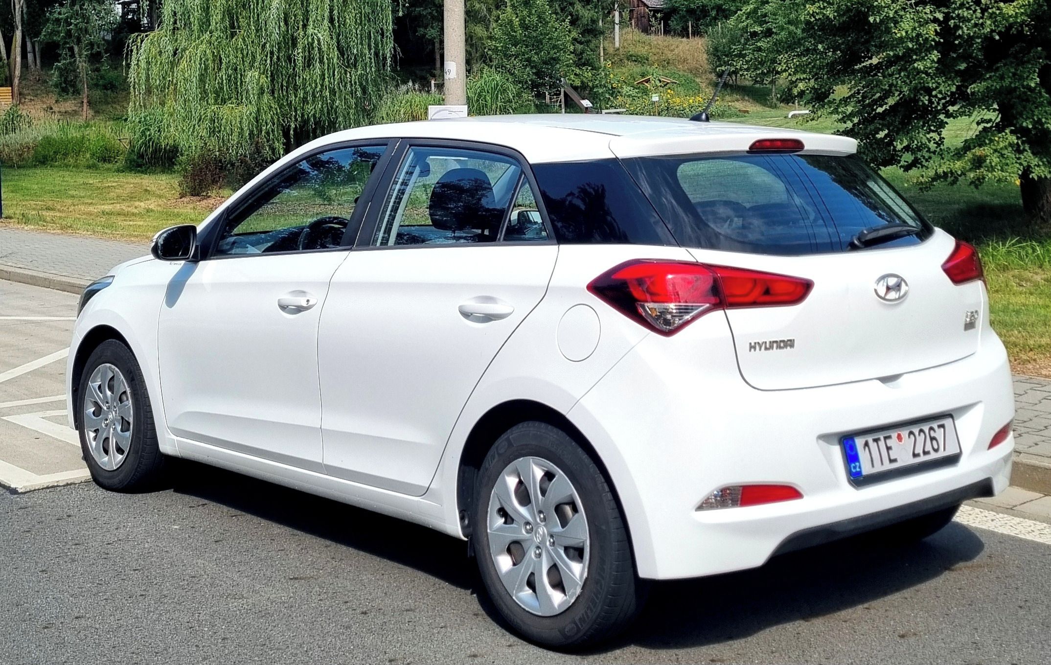 Hyundai i20, 1.2i, 55,2 kW, ČR, prvomajitel - fotka 4