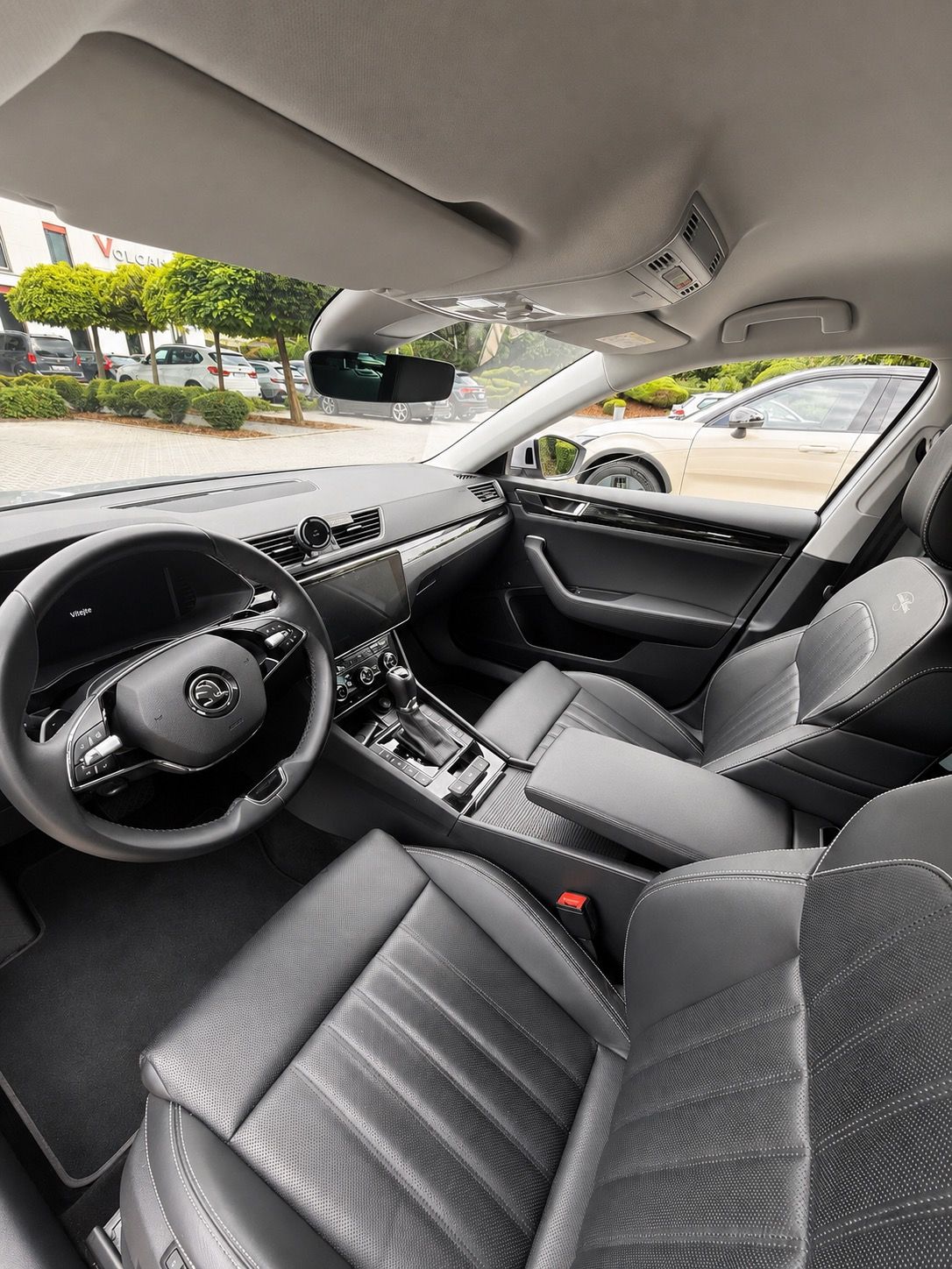 Škoda Superb, ŠKODA SUPERB COMBI iV LAURIN & - fotka 6