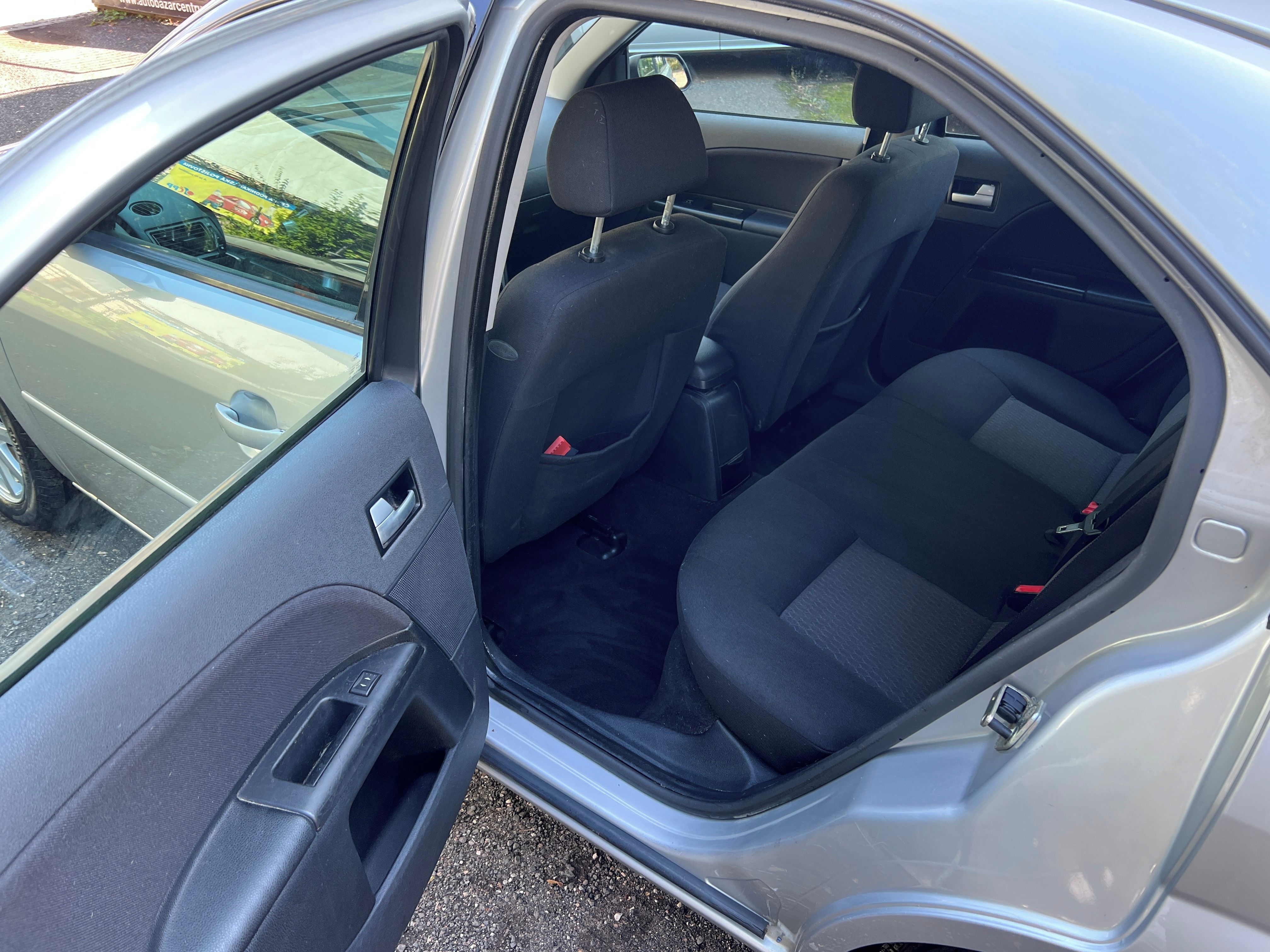 Ford Mondeo, 1,8i, 92 Kw - fotka 5