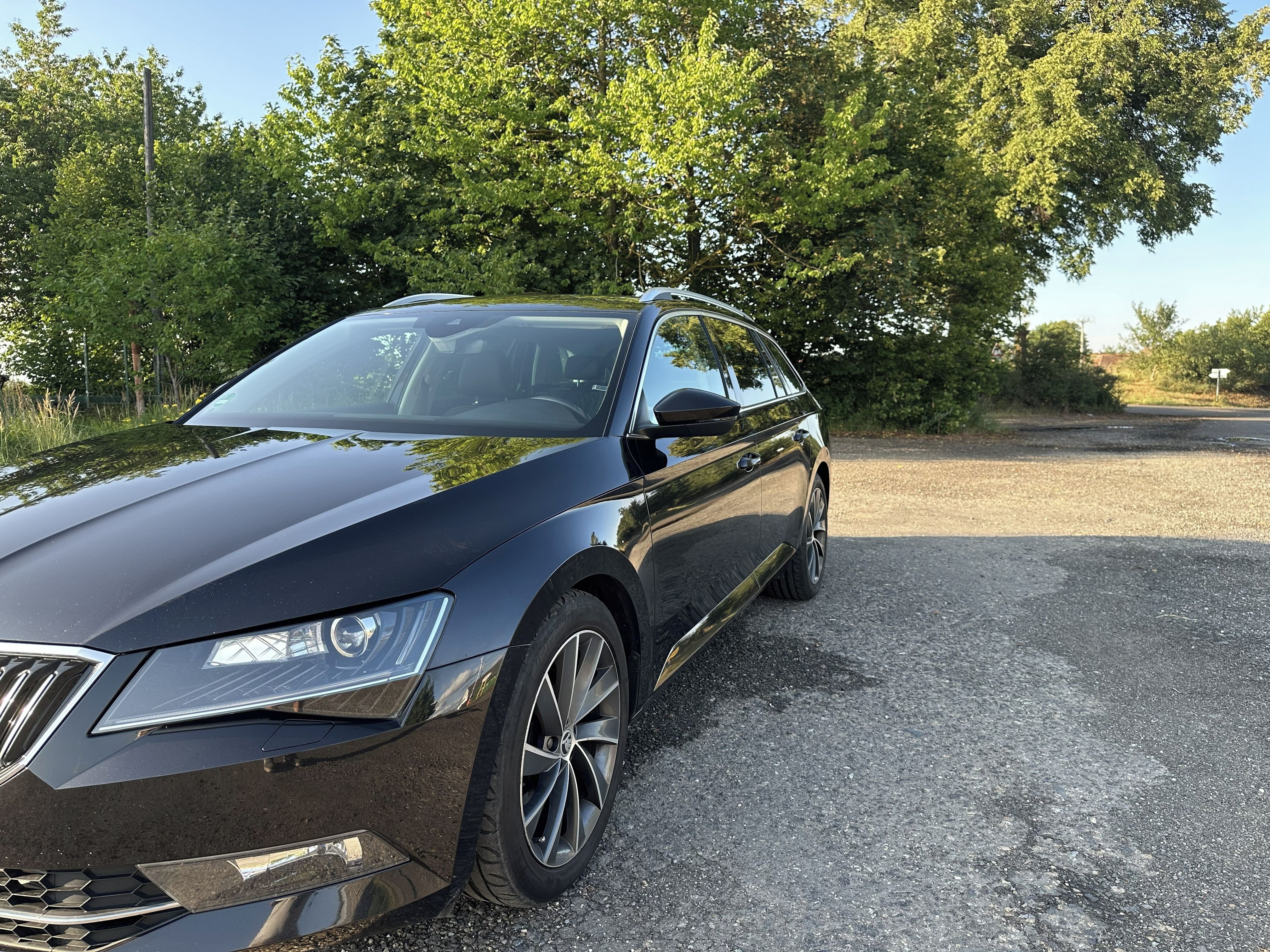 Škoda Superb, ŠKODA SUPERB COMBI 2.0 TDI 140 - fotka 2