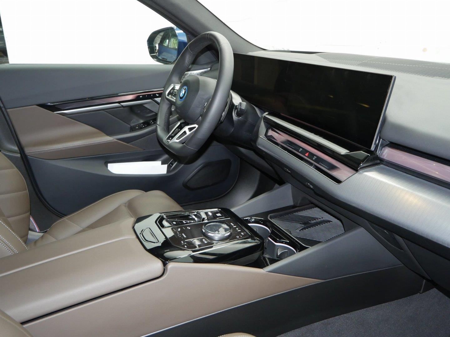 BMW Řada 5, 550e xDrive Touring M PRO - fotka 5