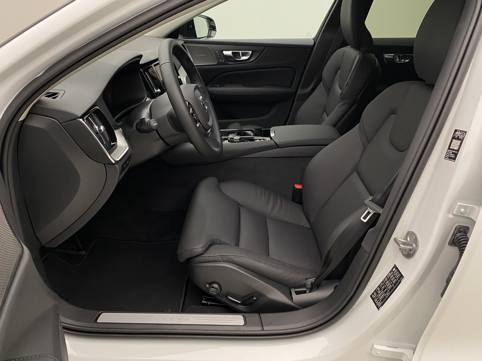 Volvo V60, T6 AWD Plug-in DARK PLUS - fotka 3