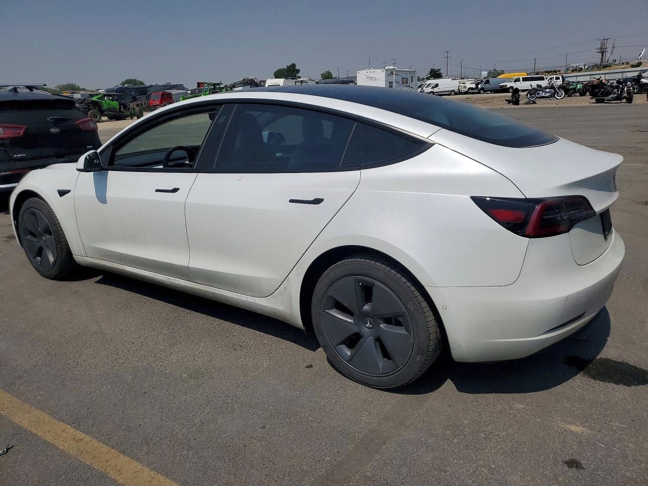 Tesla Model 3, Auto na cestě - fotka 2