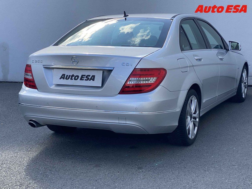 Mercedes-Benz Třídy C, 2.2d - fotka 4
