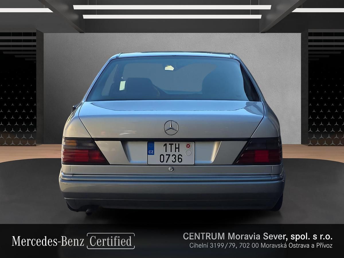 Mercedes-Benz 124, 200CE  COUPÉ - fotka 4