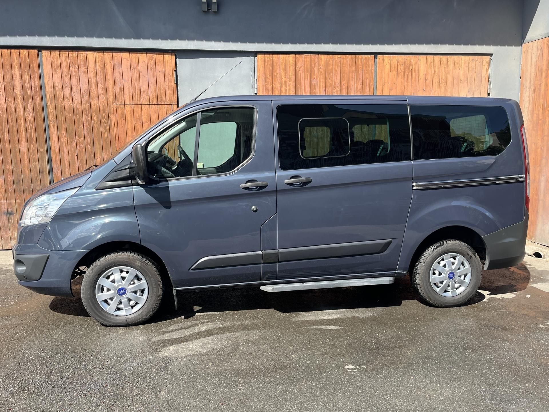 Ford Tourneo Custom, 2,2TDi 9míst PO VELKÉM SERVIS - fotka 4