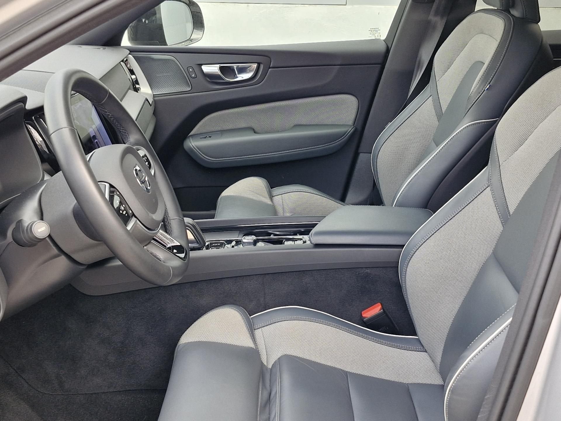 Volvo XC60, B4 R-Design (145 kW) 4x4 AUT - fotka 6