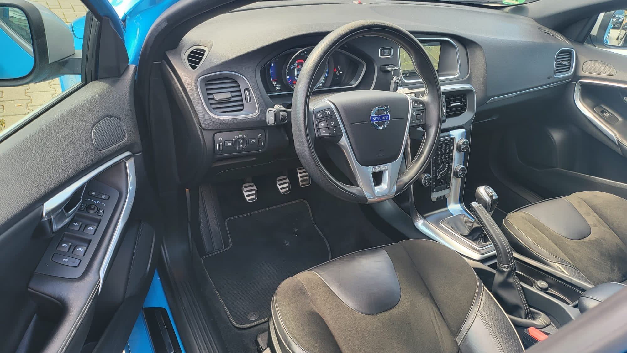 Volvo V40, R Design - Rebel Blue - fotka 4