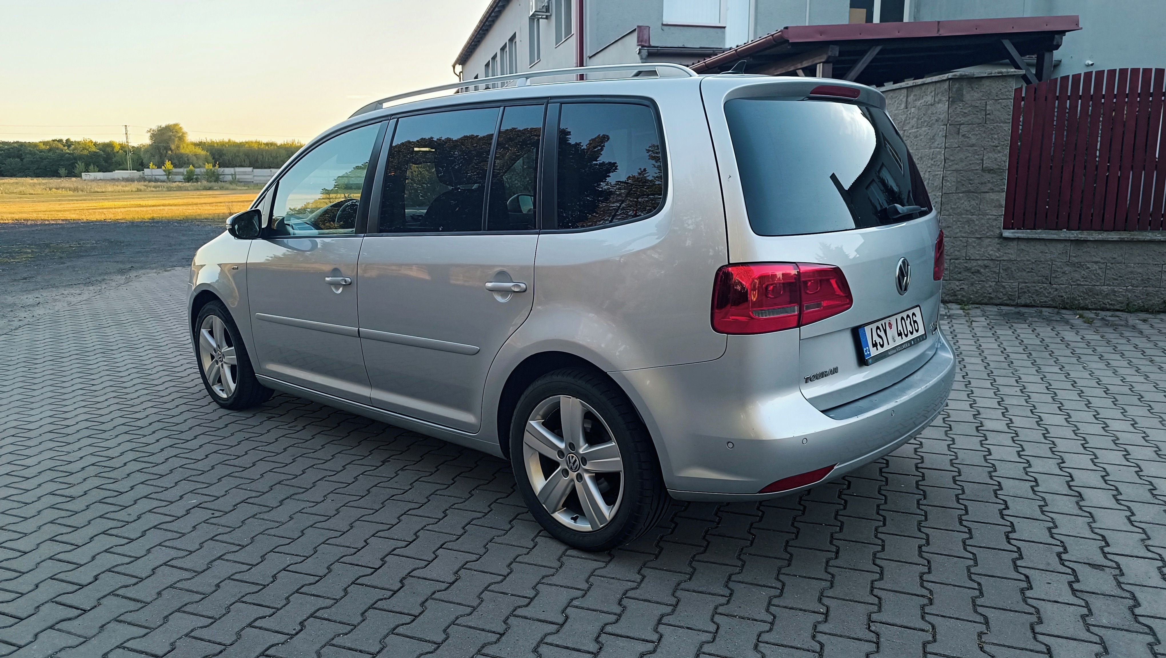 Volkswagen Touran, 2,0 TDi Automat, Ser. Historie - fotka 3