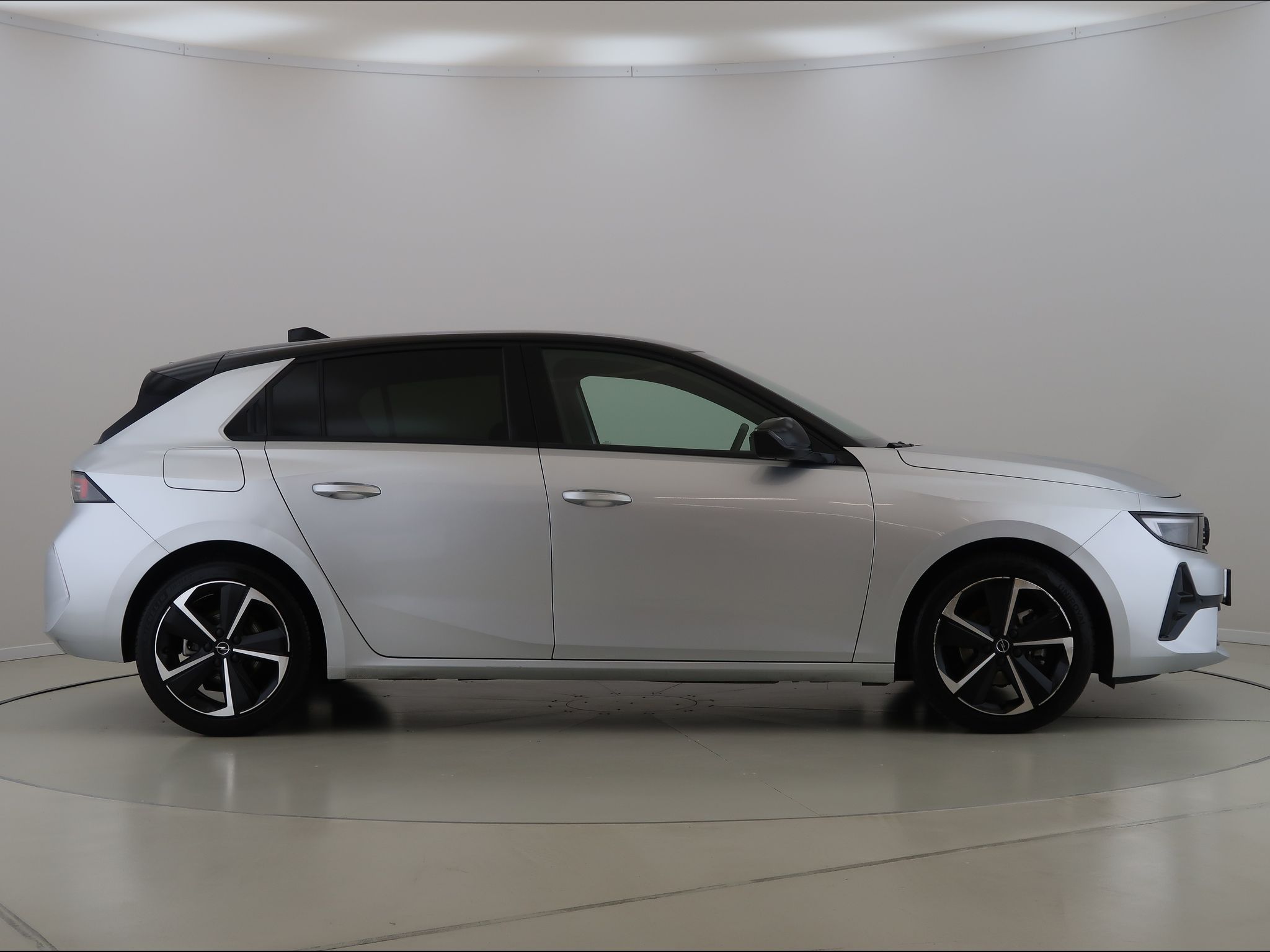 Opel Astra, 1.2,96KW,GS,Automat,ST - fotka 4