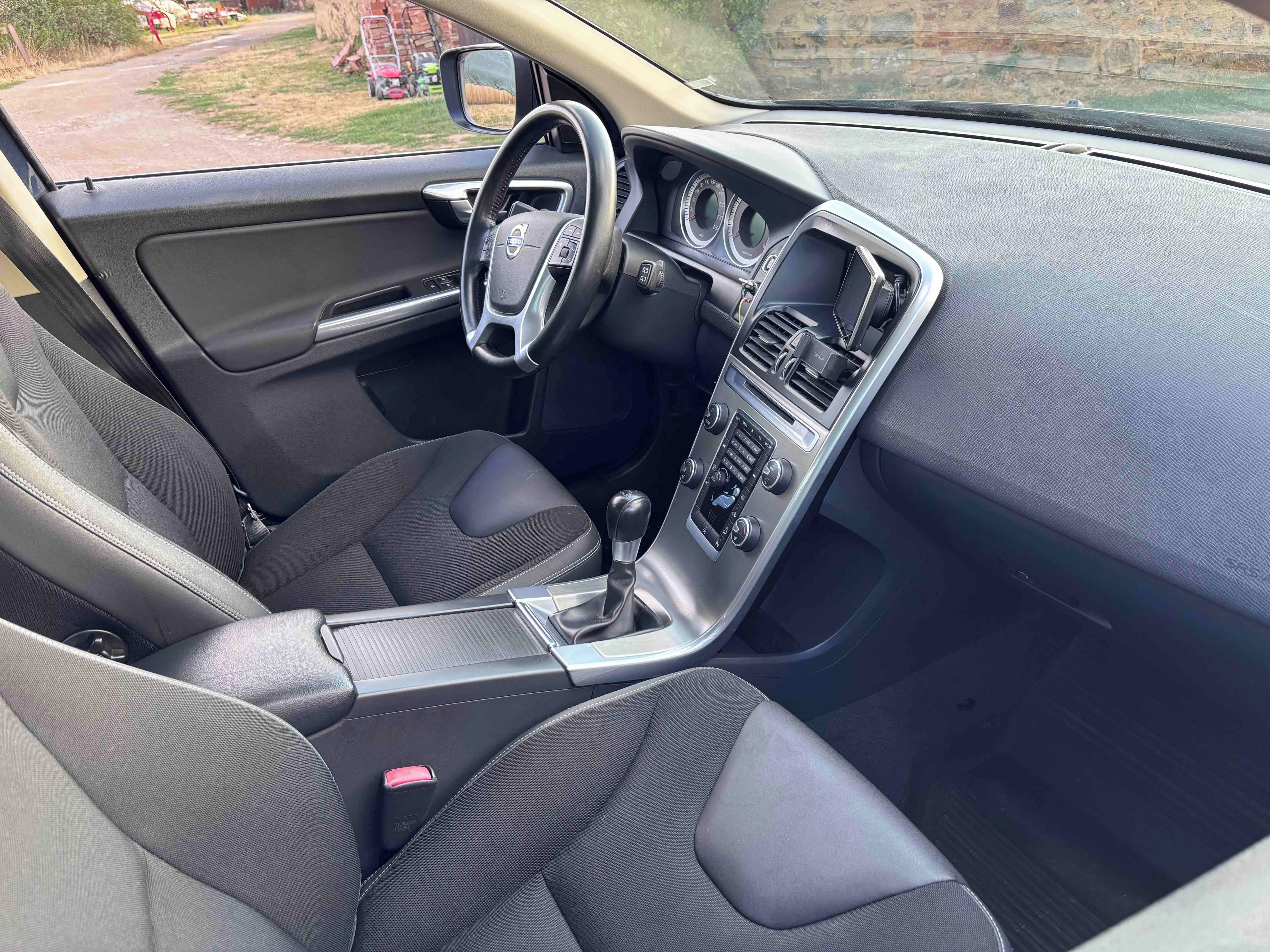 Volvo XC60, Volvo XC60 D4 AWD Momentum - fotka 5