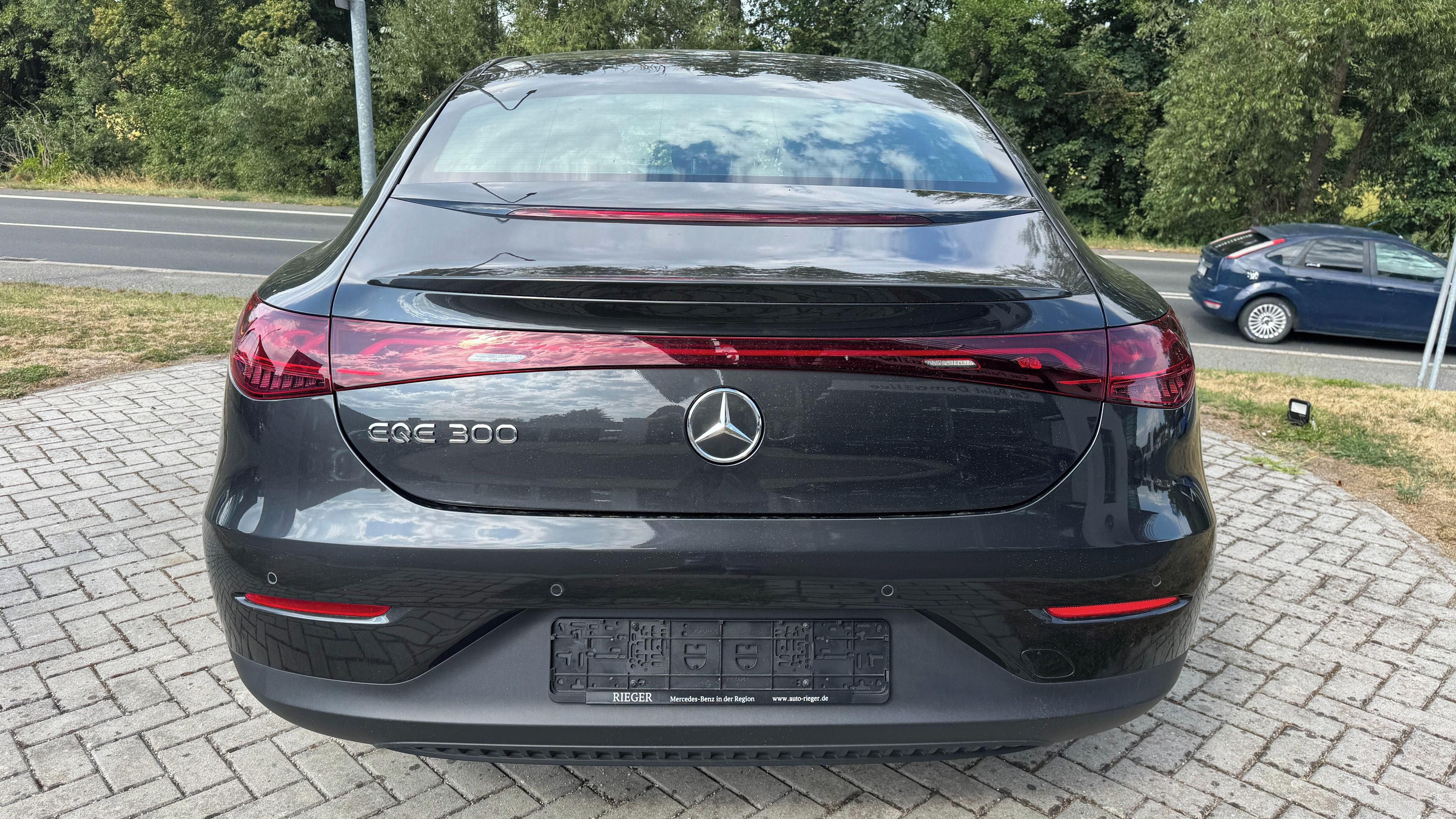 Mercedes-Benz EQE, 300 180kW,89kWh - fotka 4