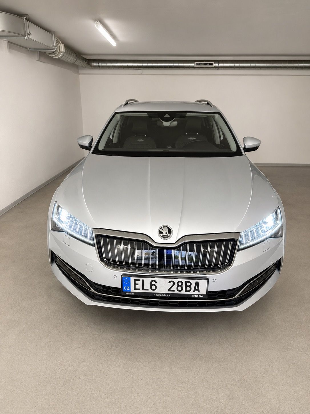 Škoda Superb, ŠKODA SUPERB COMBI iV LAURIN & - fotka 3