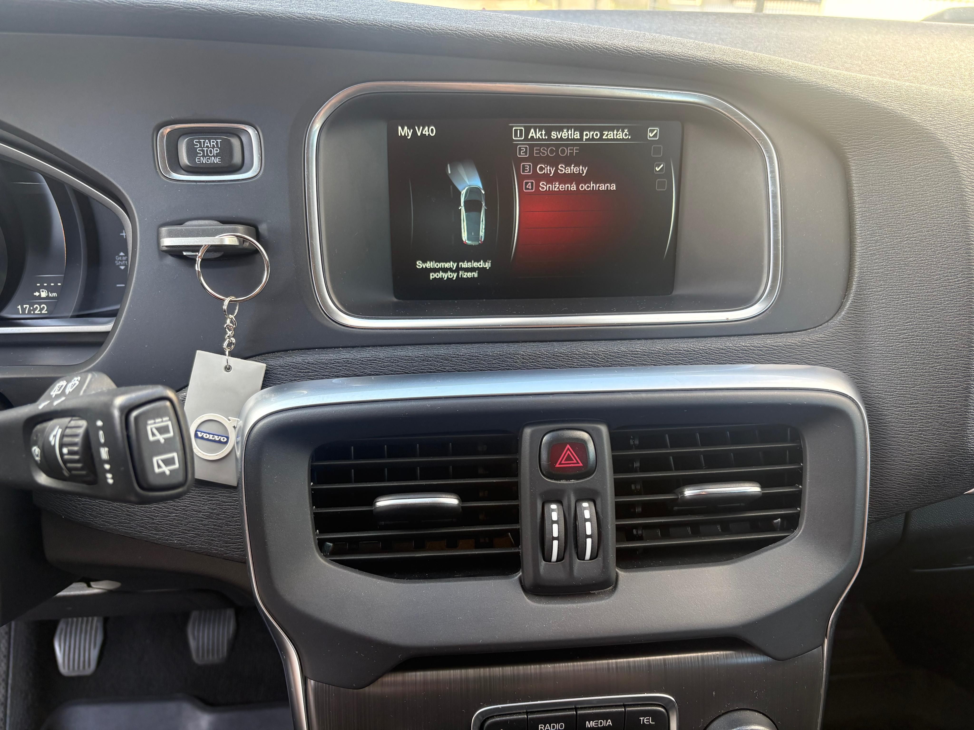 Volvo V40, D2 88kw - xenon, servisováno - fotka 5