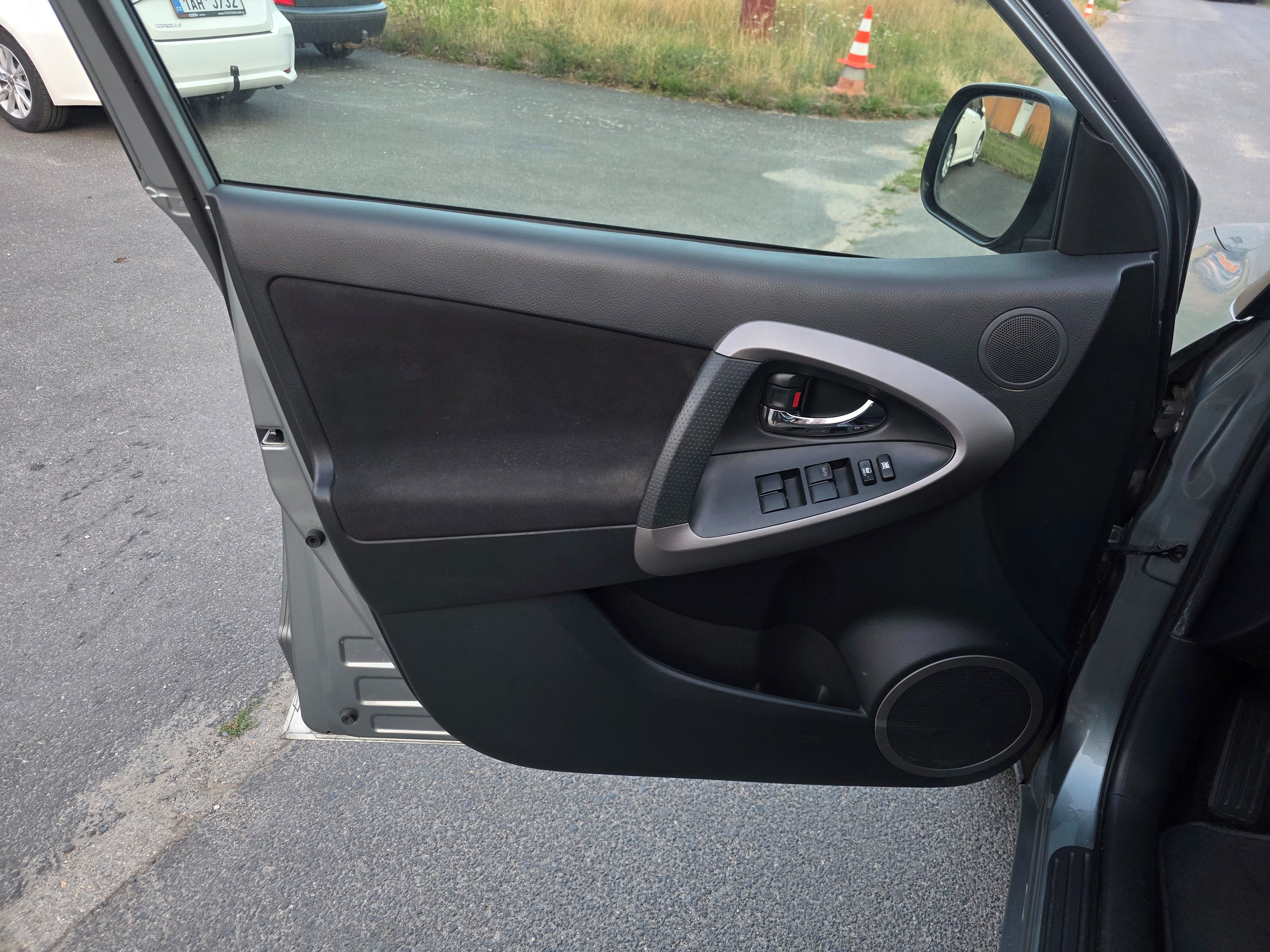 Toyota Rav4, 2.2 D 100kW 2. Majitel - fotka 5
