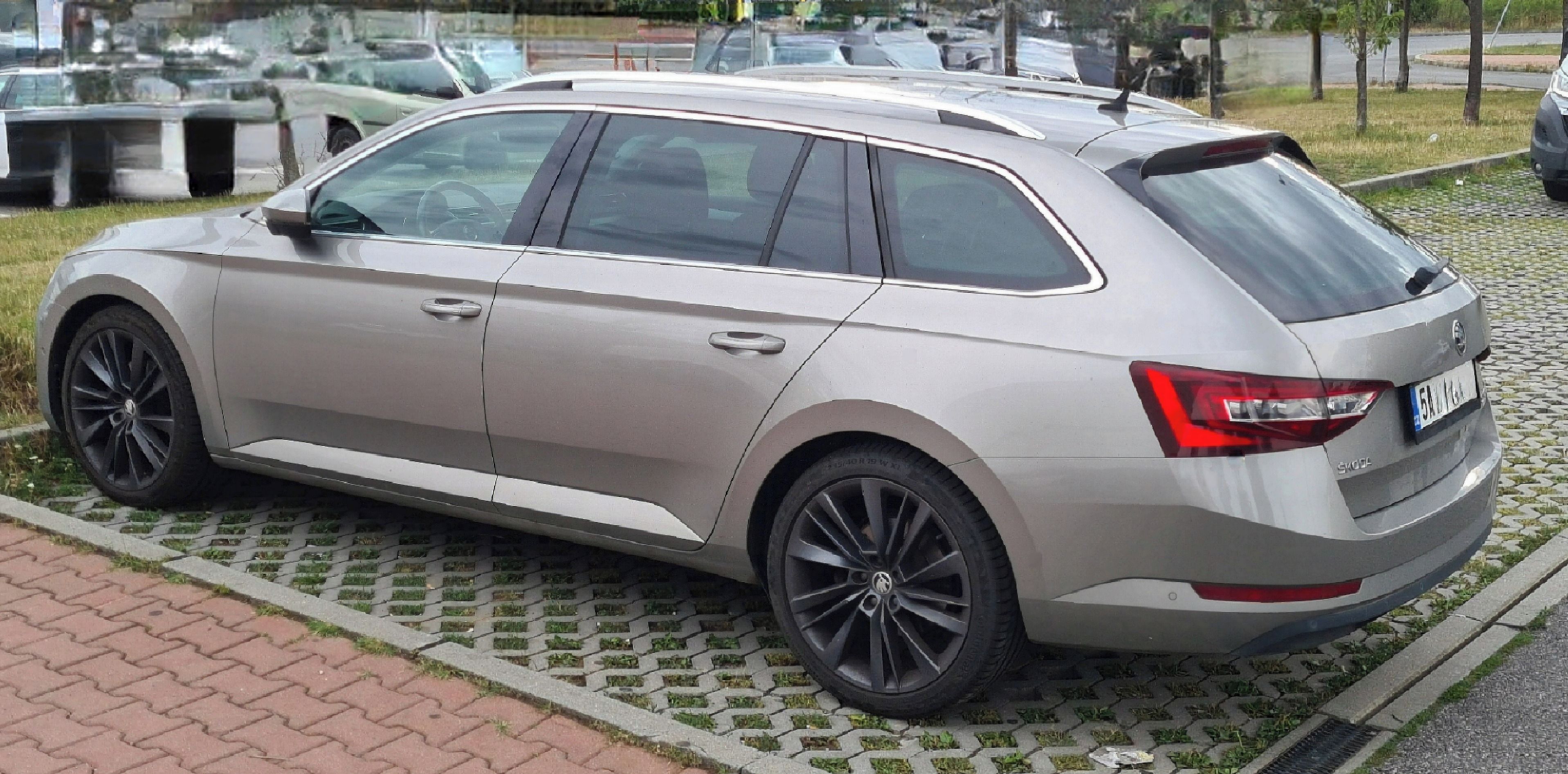 Škoda Superb, 2.0 TDI, Style, prvni majitel - fotka 2
