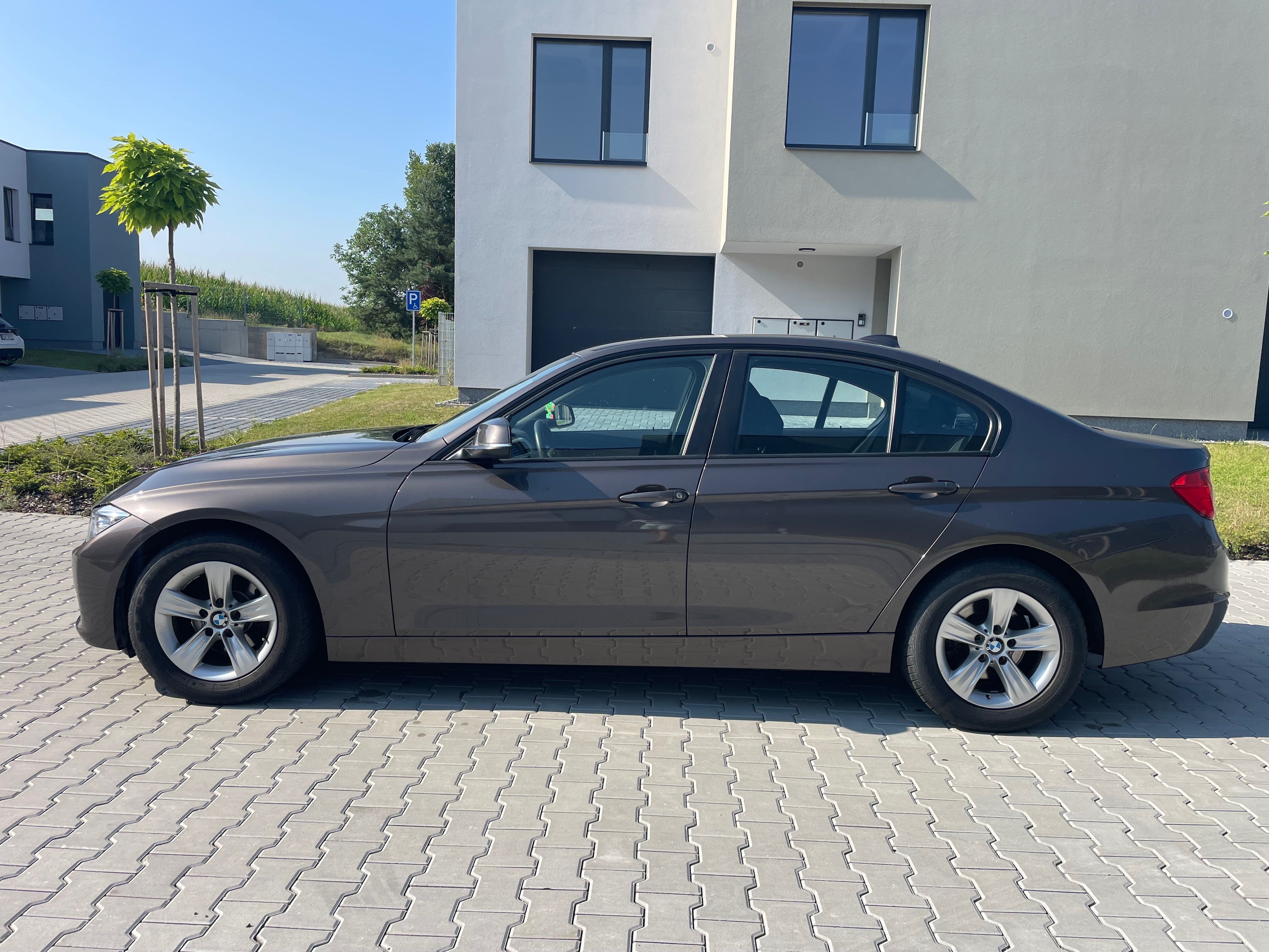 BMW Řada 3, 320i, 135 kw, servisováno - fotka 2