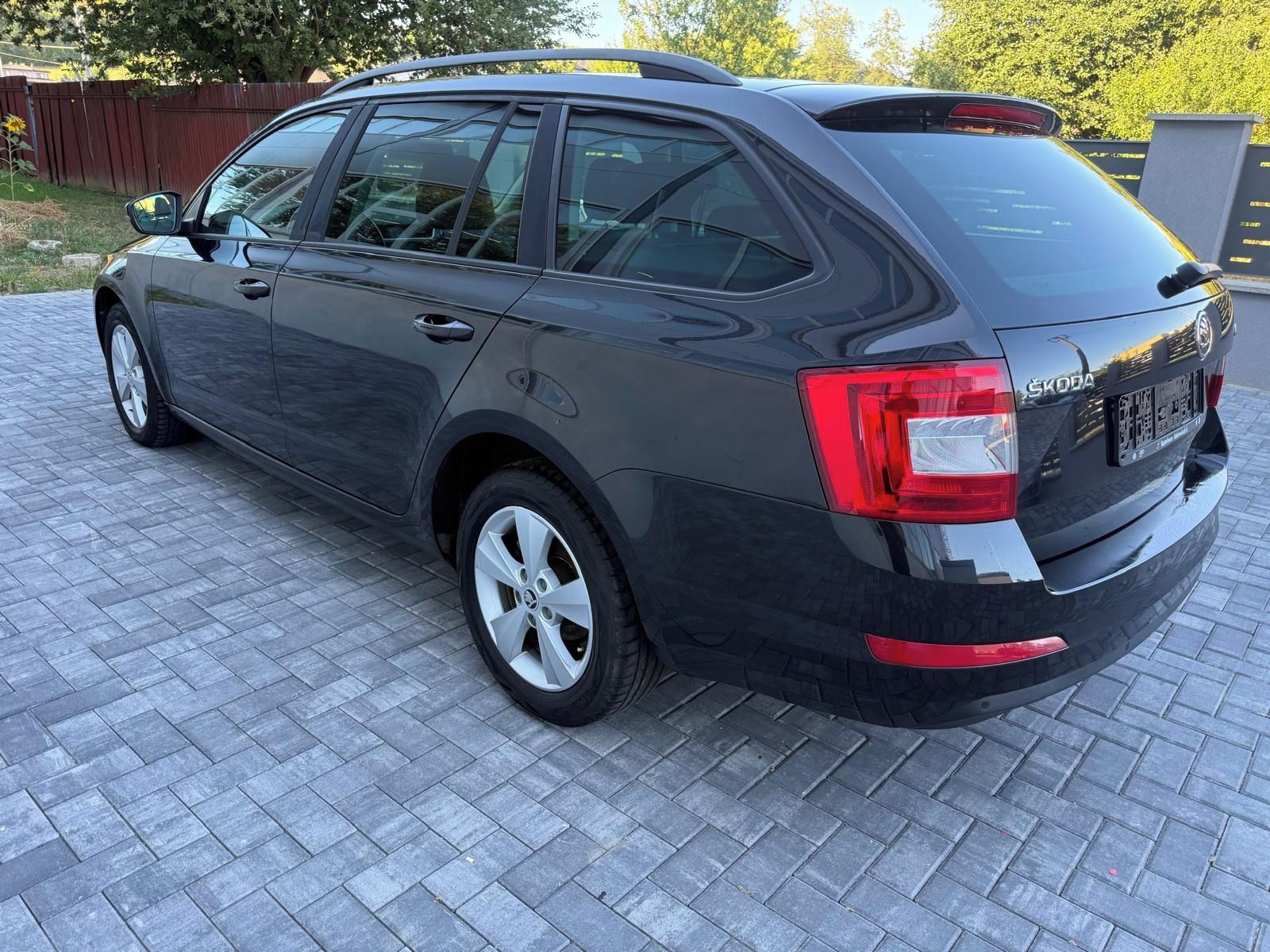 Škoda Octavia, KOMBI 2.0TDi 110kw ELEGANCE - fotka 6