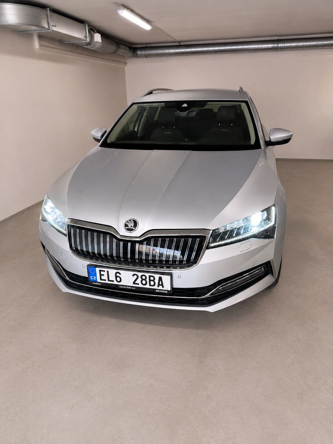 Škoda Superb, ŠKODA SUPERB COMBI iV LAURIN & - fotka 2