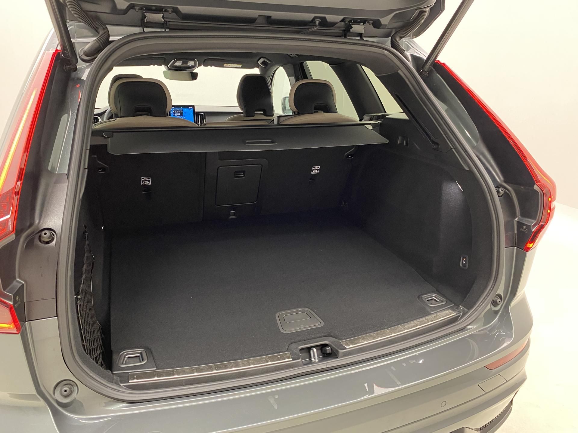 Volvo XC60, T8 AWD RECHARGE PLUS DARK - fotka 6