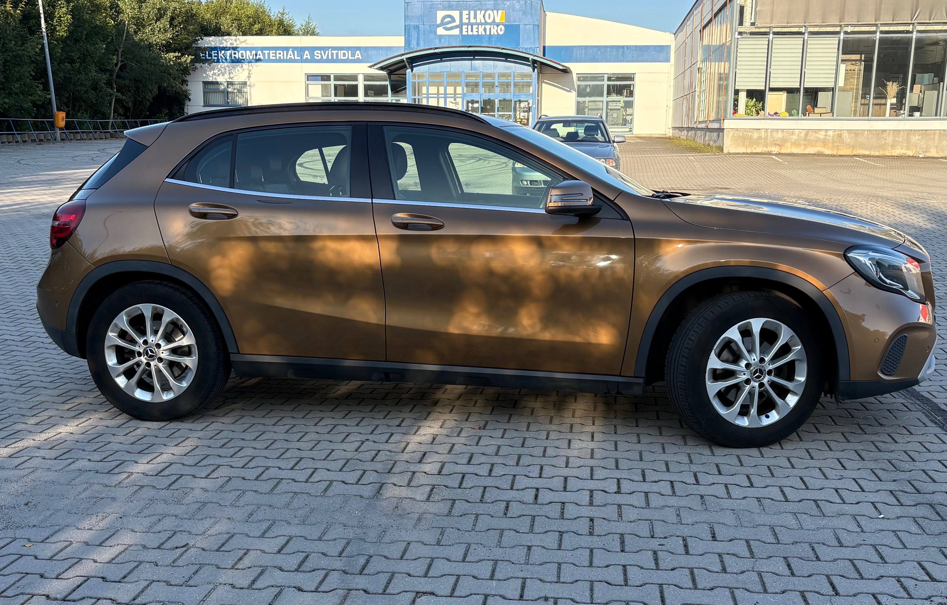 Mercedes-Benz GLA, 200 D 4 MATIC - fotka 3