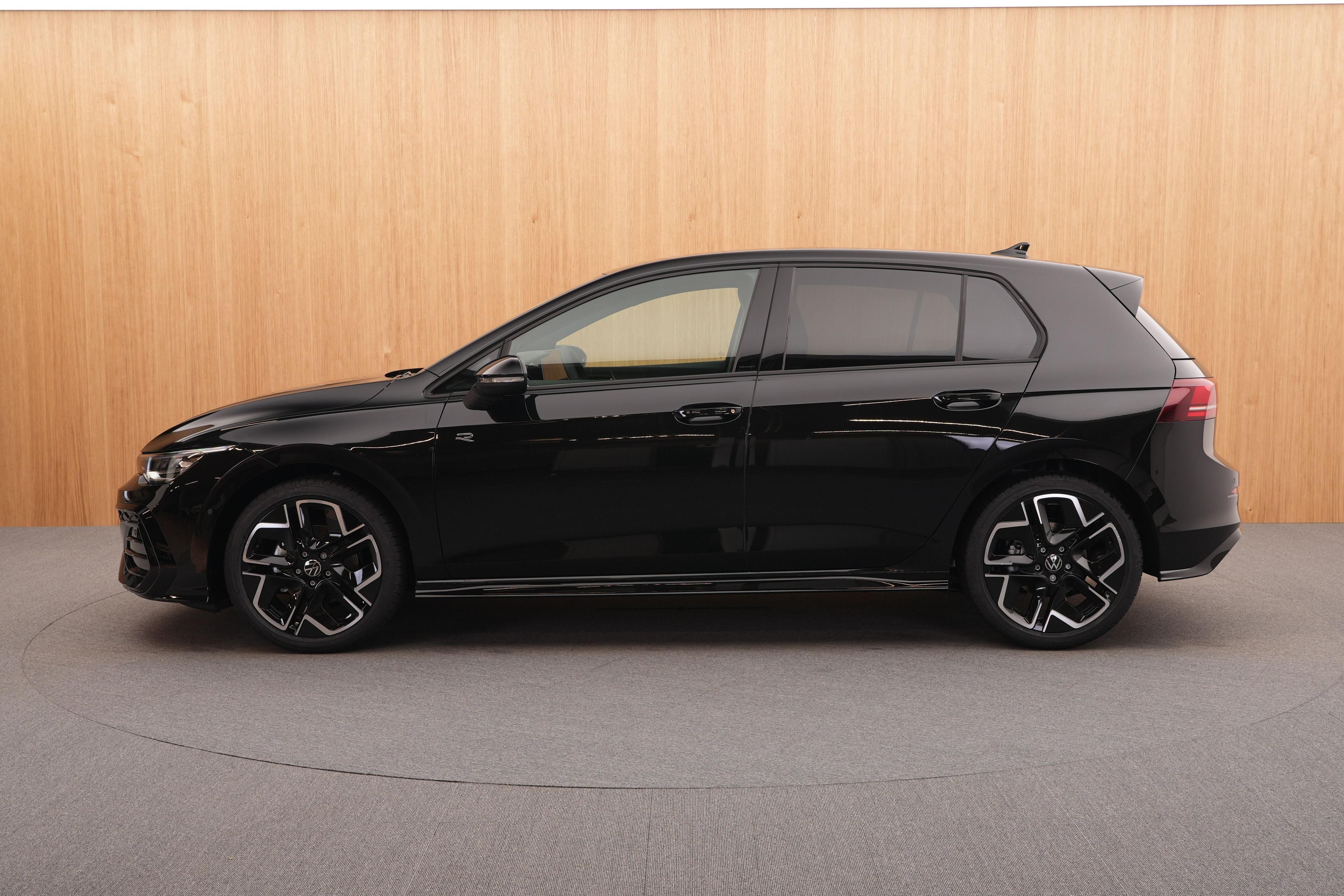 Volkswagen Golf, R-Line Limited 1.5 eTSI mHEV - fotka 2