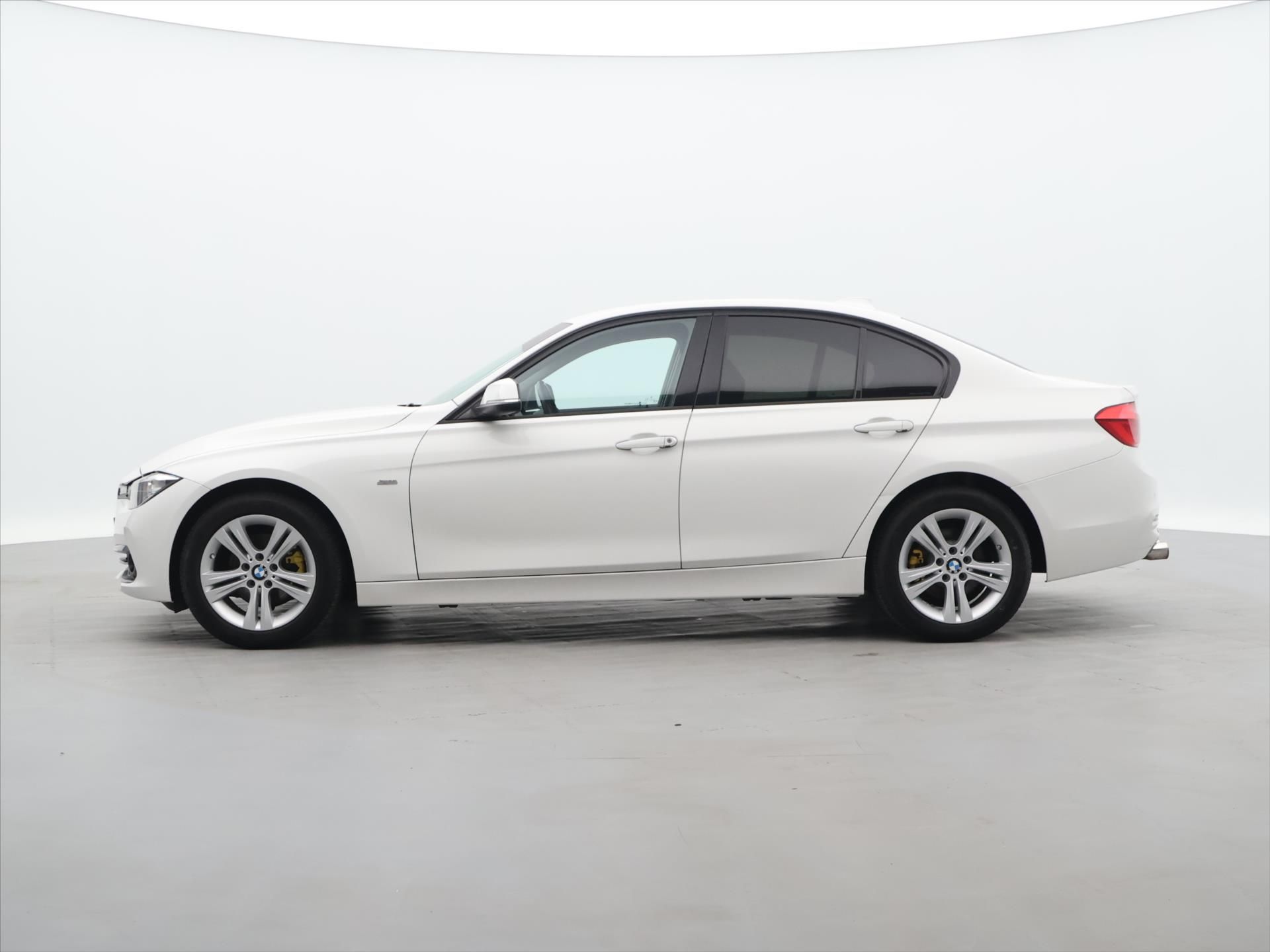 BMW Řada 3, 2,0 320i 135kW CZ xDrive Sport - fotka 4