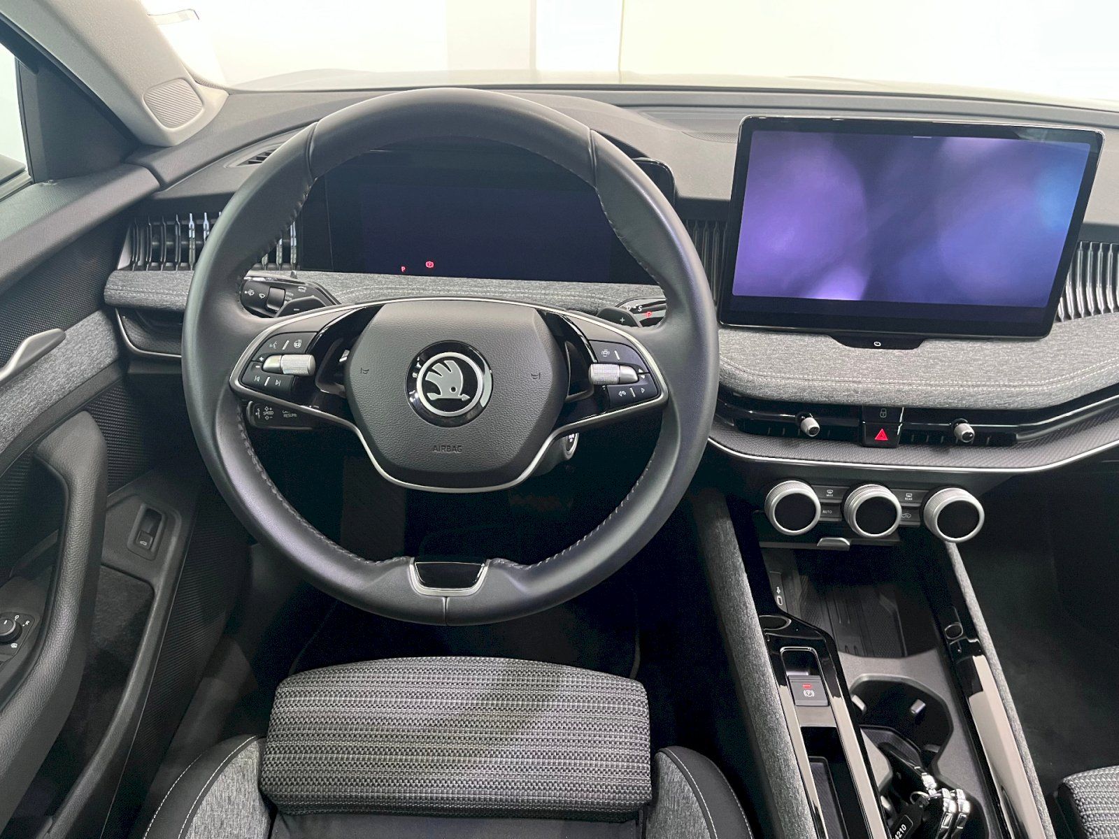 Škoda Superb, Combi 2.0TDI DSG Selection - fotka 5