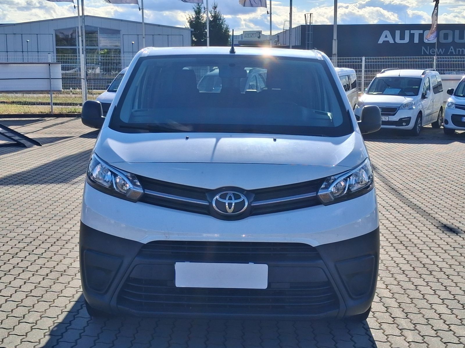 Toyota Proace, 1.5 D-4D, Kombi, 8 míst - fotka 2