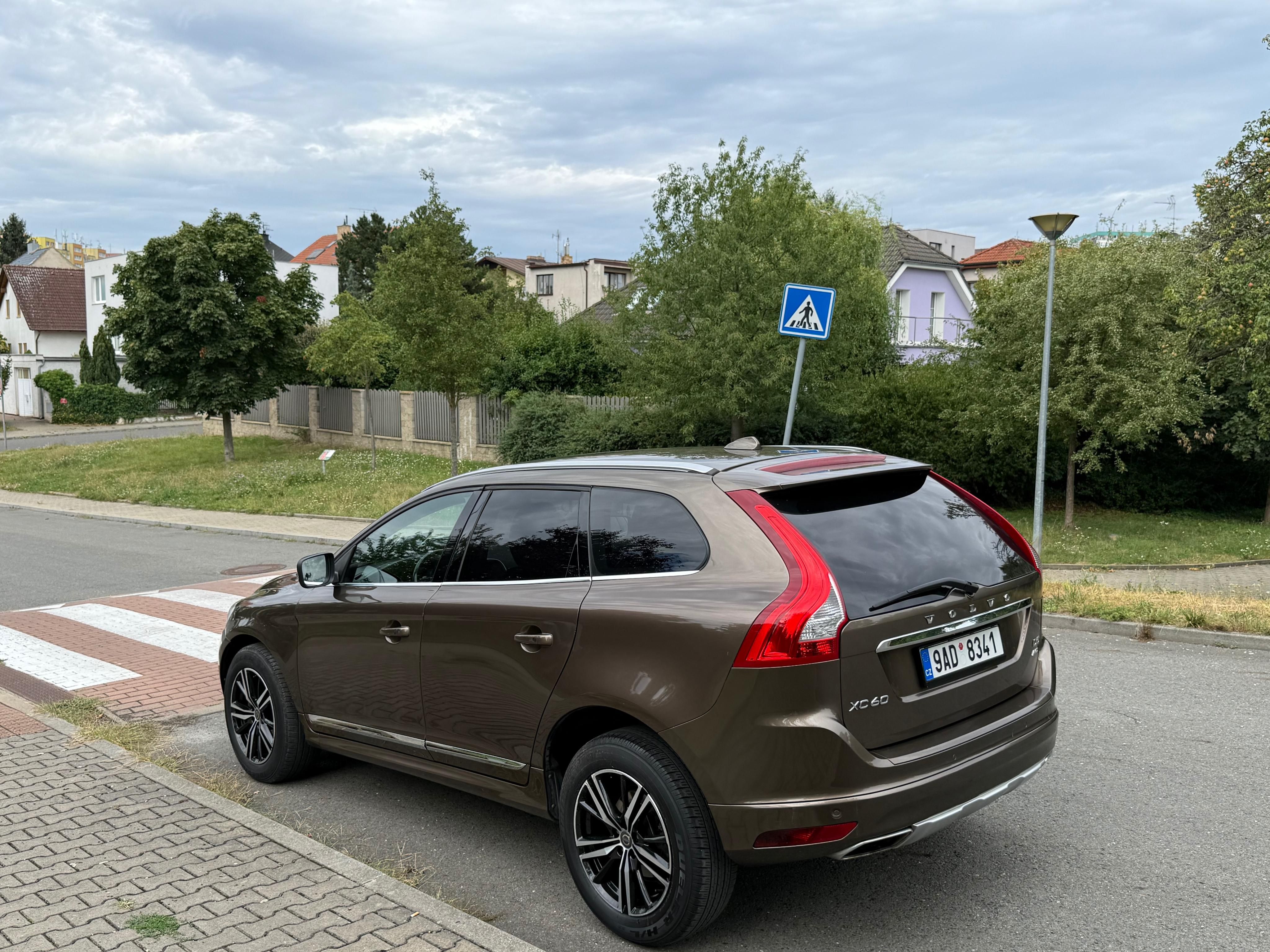 Volvo XC60, 2.4 d5 AWD 5v169kw VÝB.sumum - fotka 2