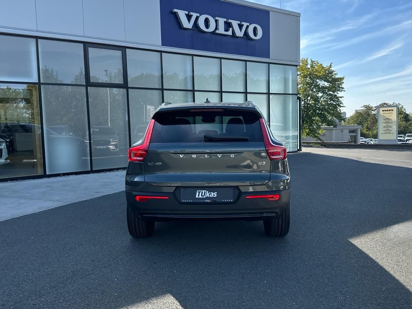 Volvo XC40, 2.0B3 120kW PLUS DARK - fotka 5