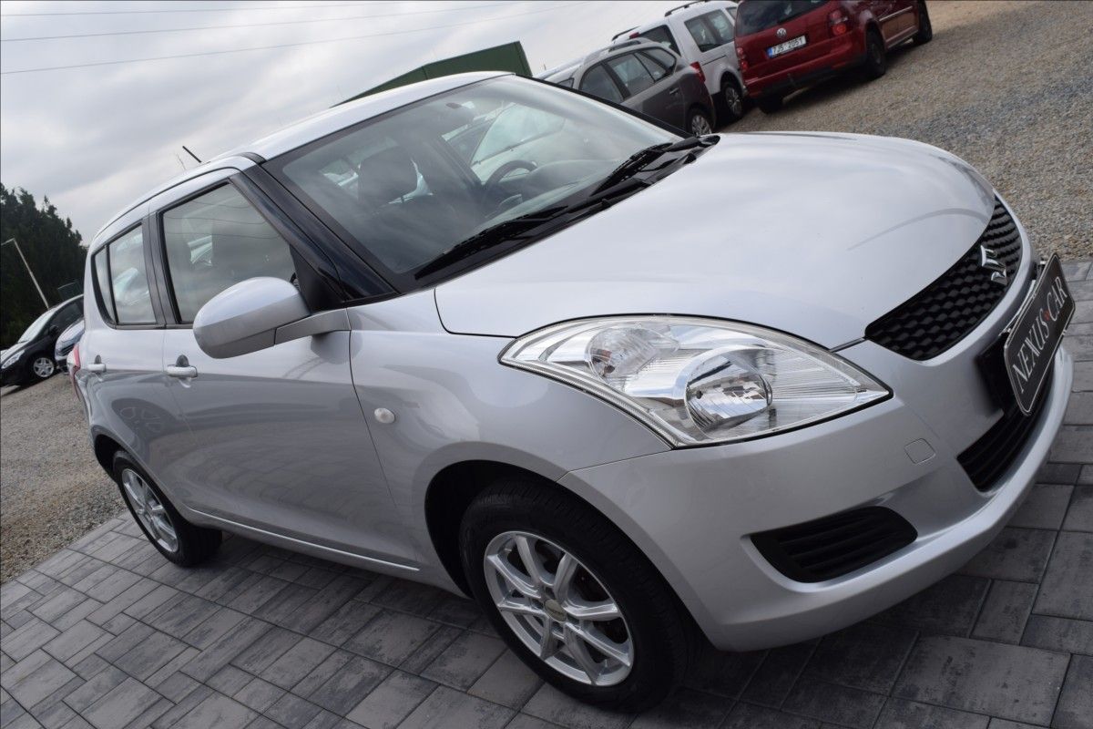 Suzuki Swift, 1,2 i 69KW 4X4 ALU KLIMA - fotka 4