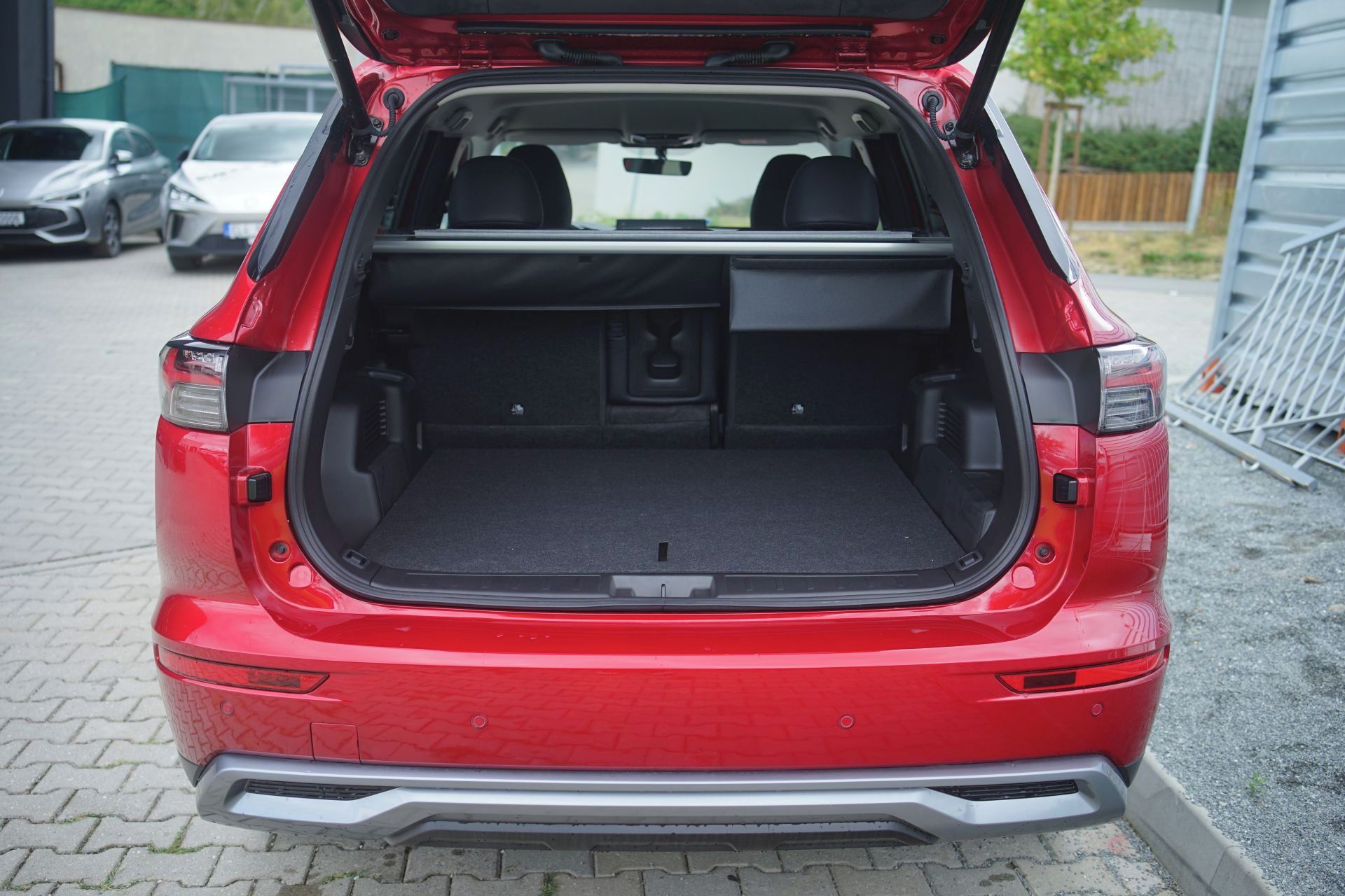 Mitsubishi Outlander, Intense 2,4 PHEV 225kW AT 4x4 - fotka 5