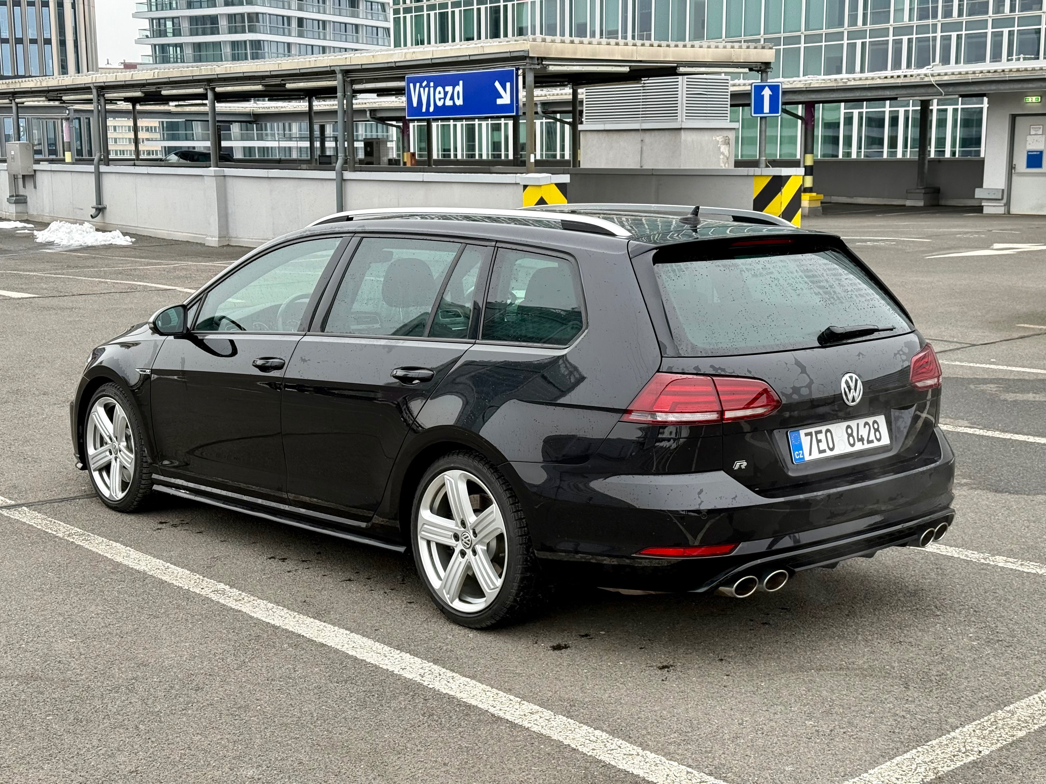 Volkswagen Golf, VW Golf R 2020 221kW - fotka 2