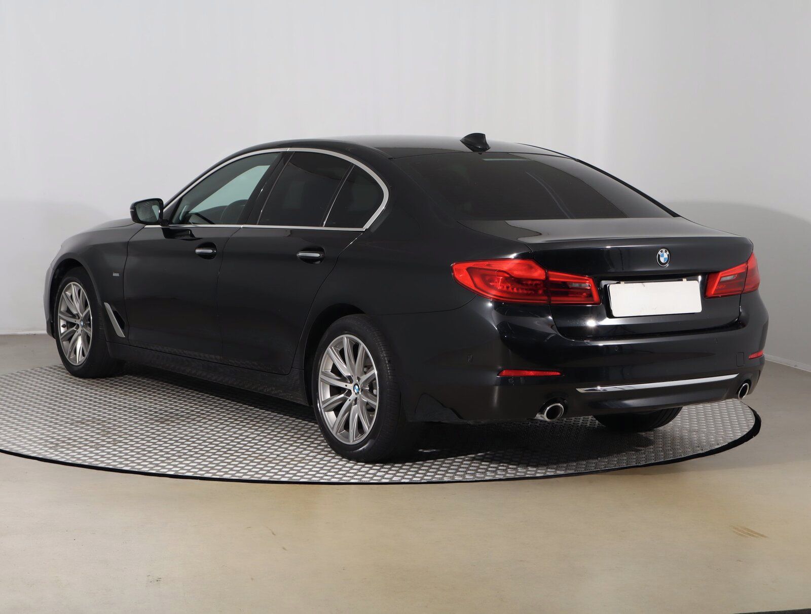 BMW Řada 5, 530d xDrive, 4X4, Automat - fotka 4