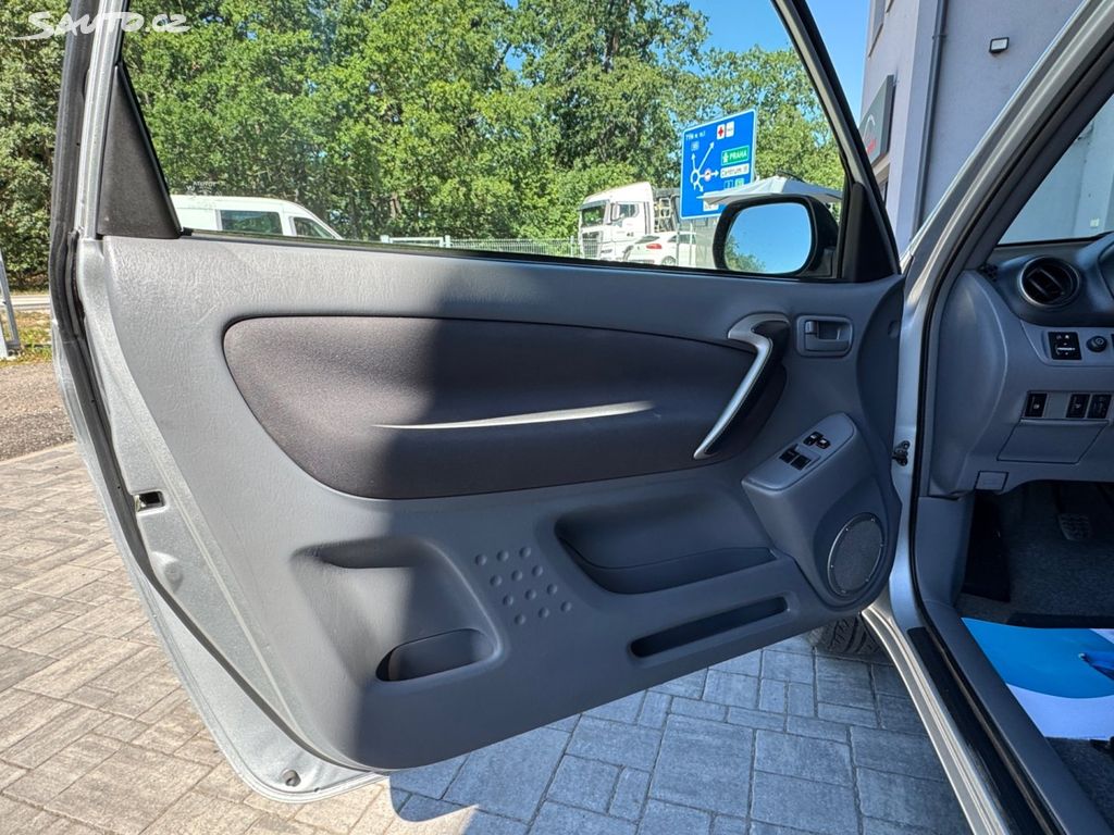 Toyota RAV4 2.0 D-4D 116 ch 4x4 • 3 portes • Boîte manuelle • Clim