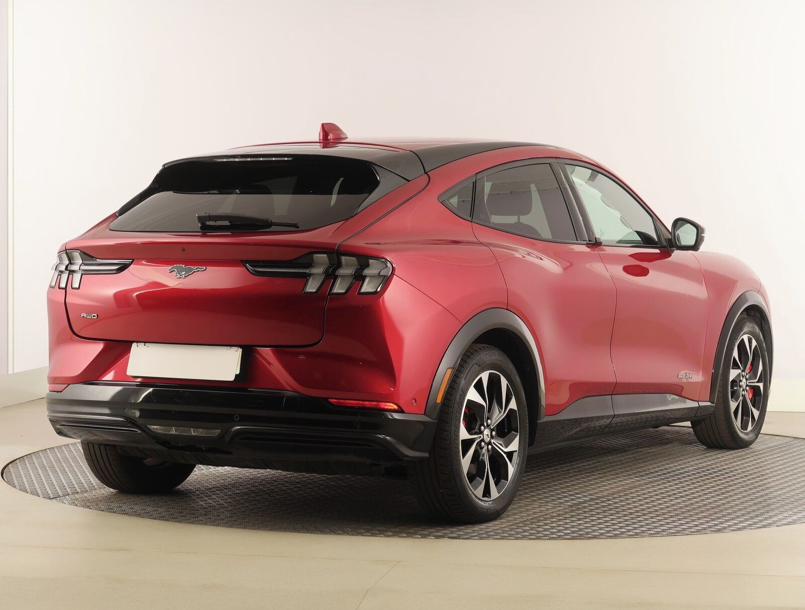 Ford Mustang Mach-E, Standard Range AWD, SoH 94% - fotka 5