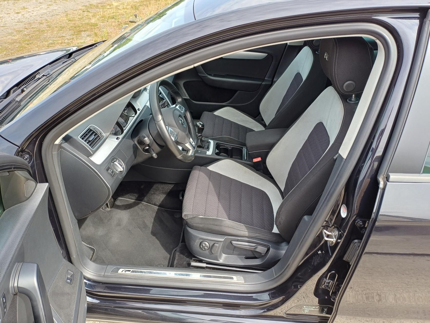 Volkswagen Passat, 2.0Tdi 130kW R-line Bi-xenony - fotka 6