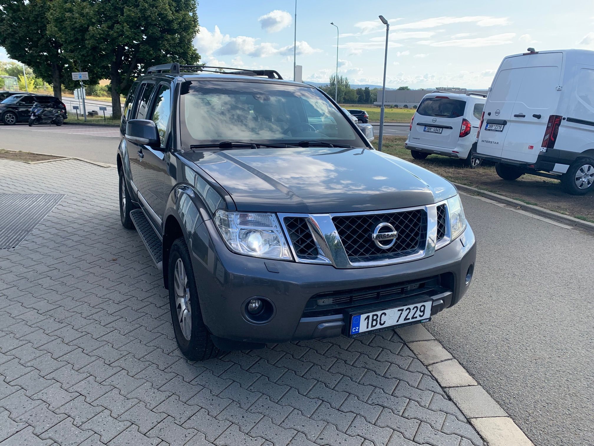 Nissan Pathfinder, 3.0dCi V6  Premium 7 míst - fotka 2