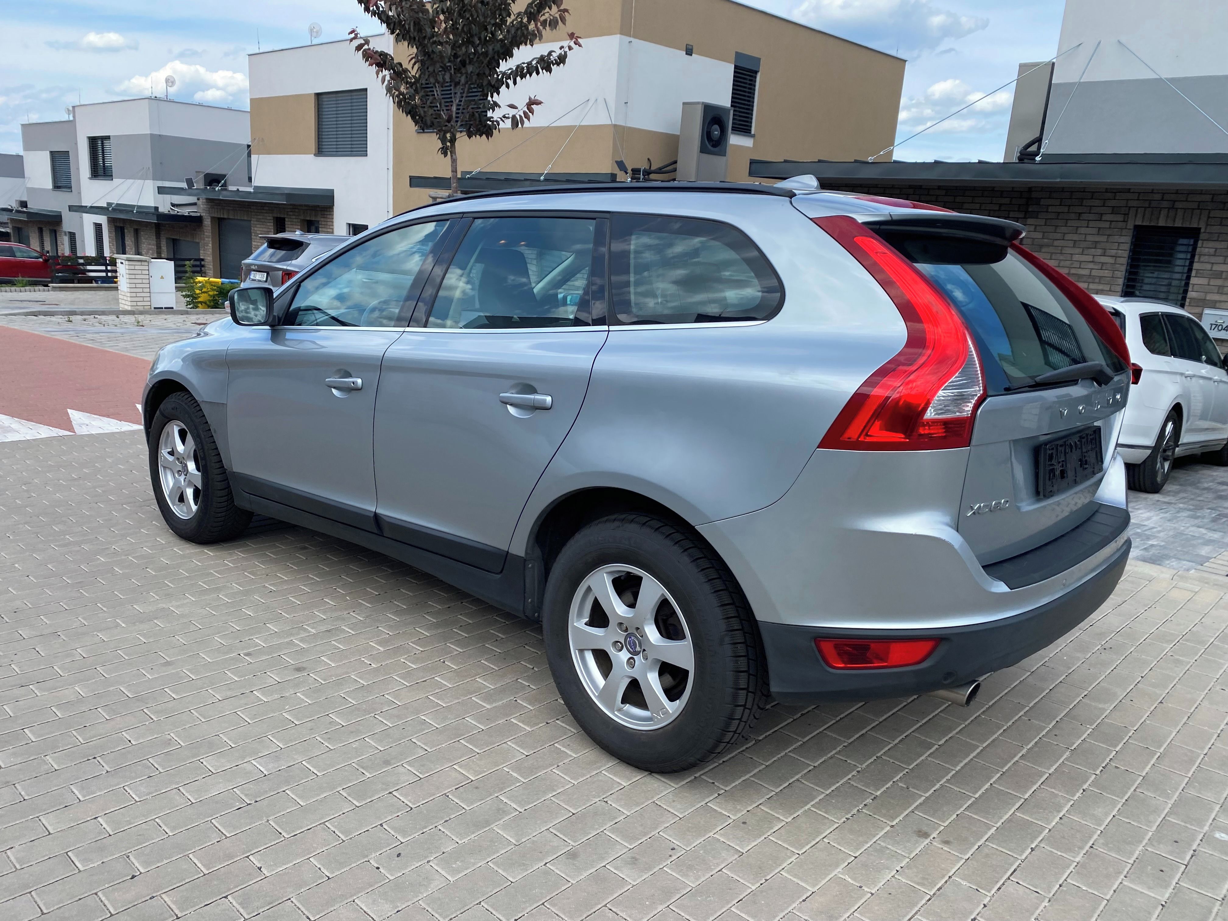 Volvo XC60, 2.4D, 120 kW, 4x4, manuál - fotka 2