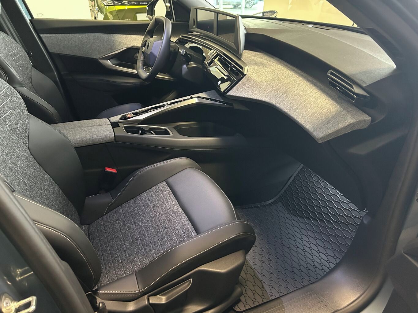 Peugeot 5008, ALLURE Hybrid 145 e-DCS6, 5 mí - fotka 6