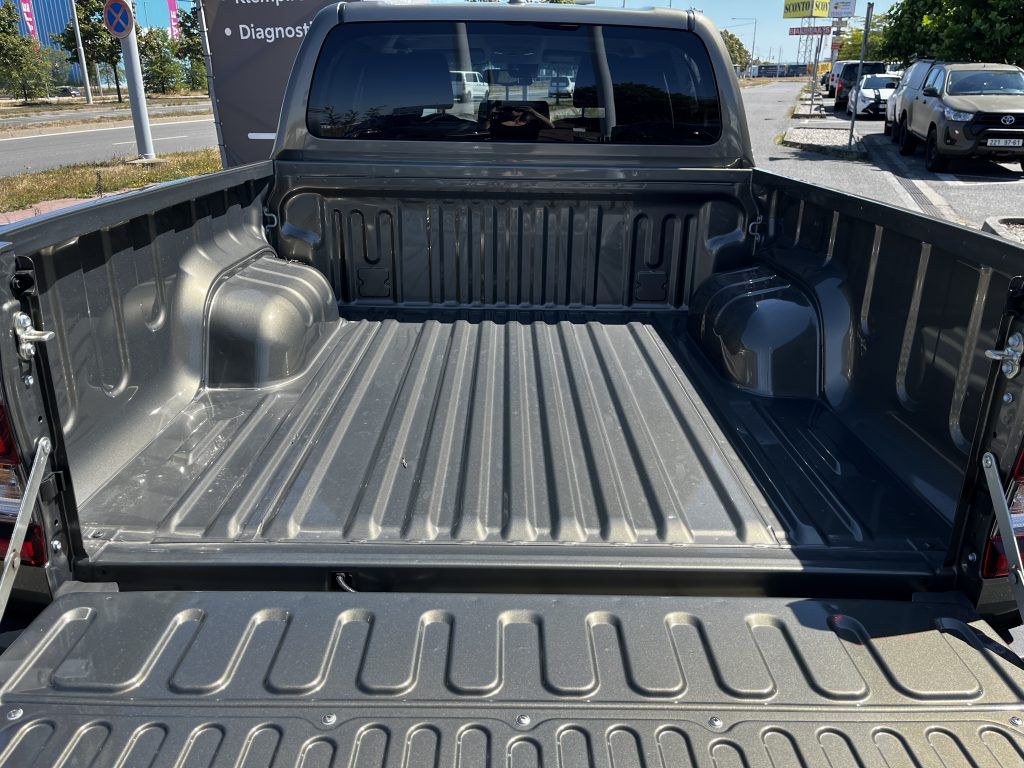 Toyota Hilux, 2.8D 4x4 6AT Executive - fotka 6