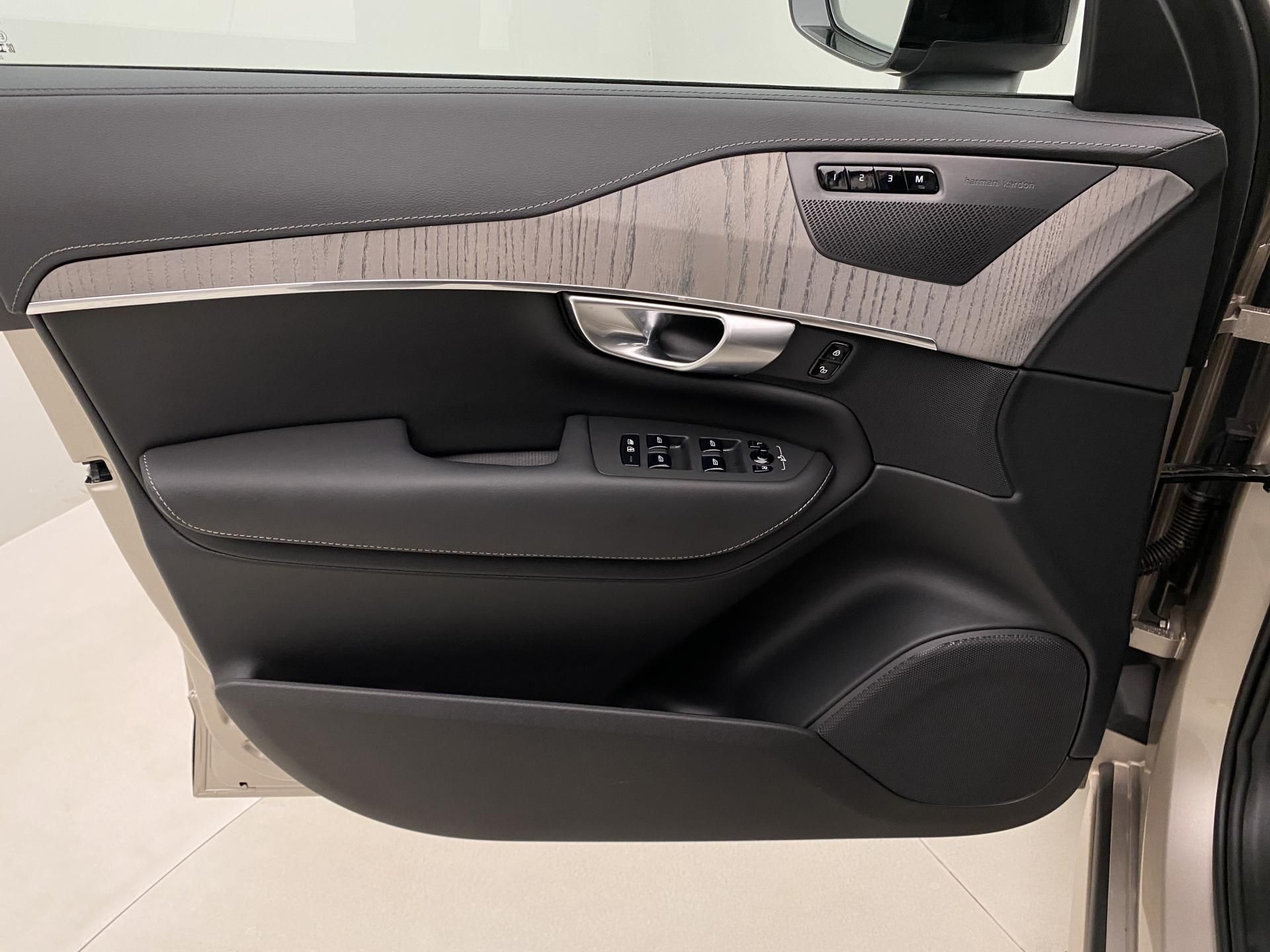 Volvo XC90, T8 AWD RECHARGE PLUS DARK - fotka 6