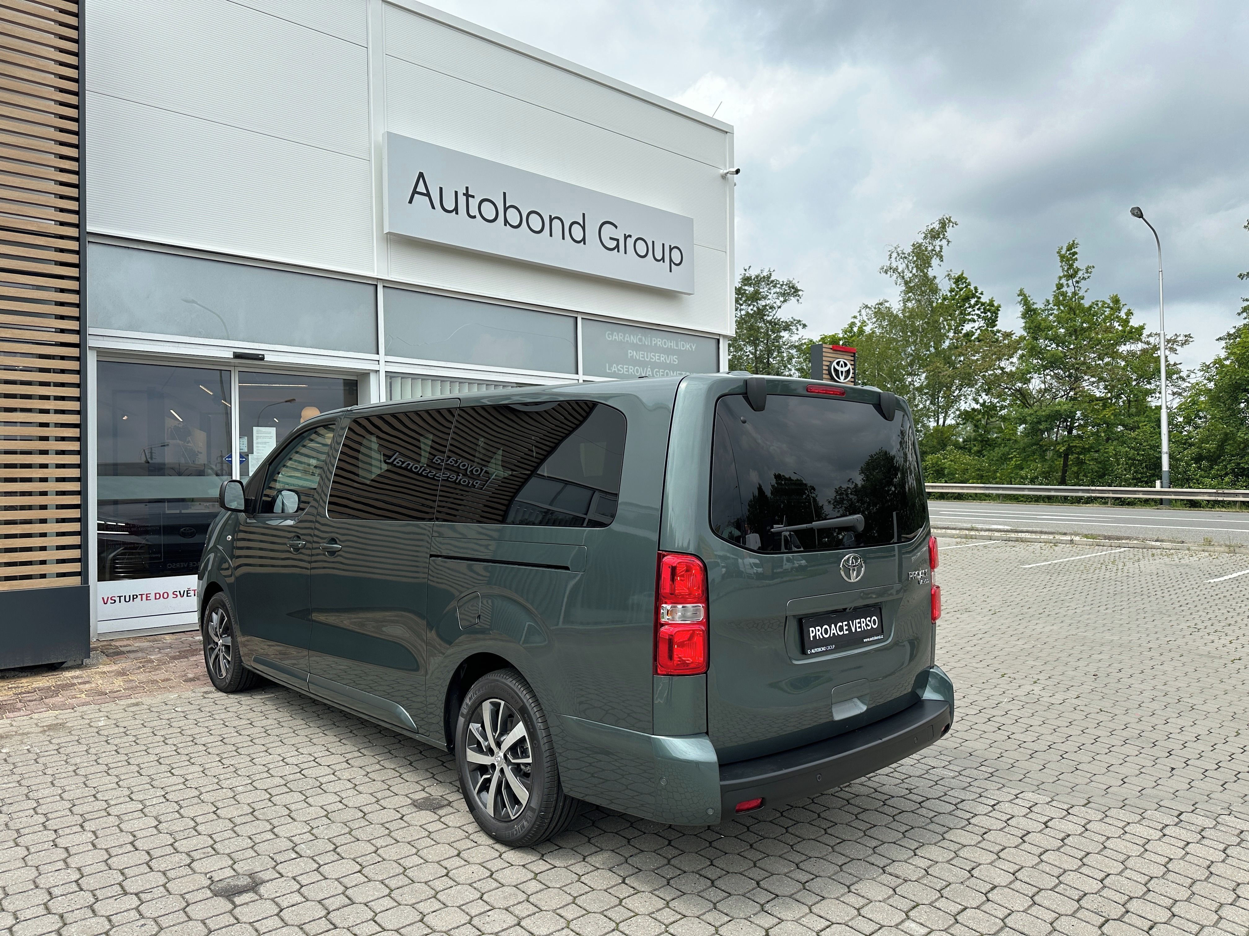 Toyota Proace Verso, 2,2D 8AT 180HP FAMILY 8 LONG - fotka 4